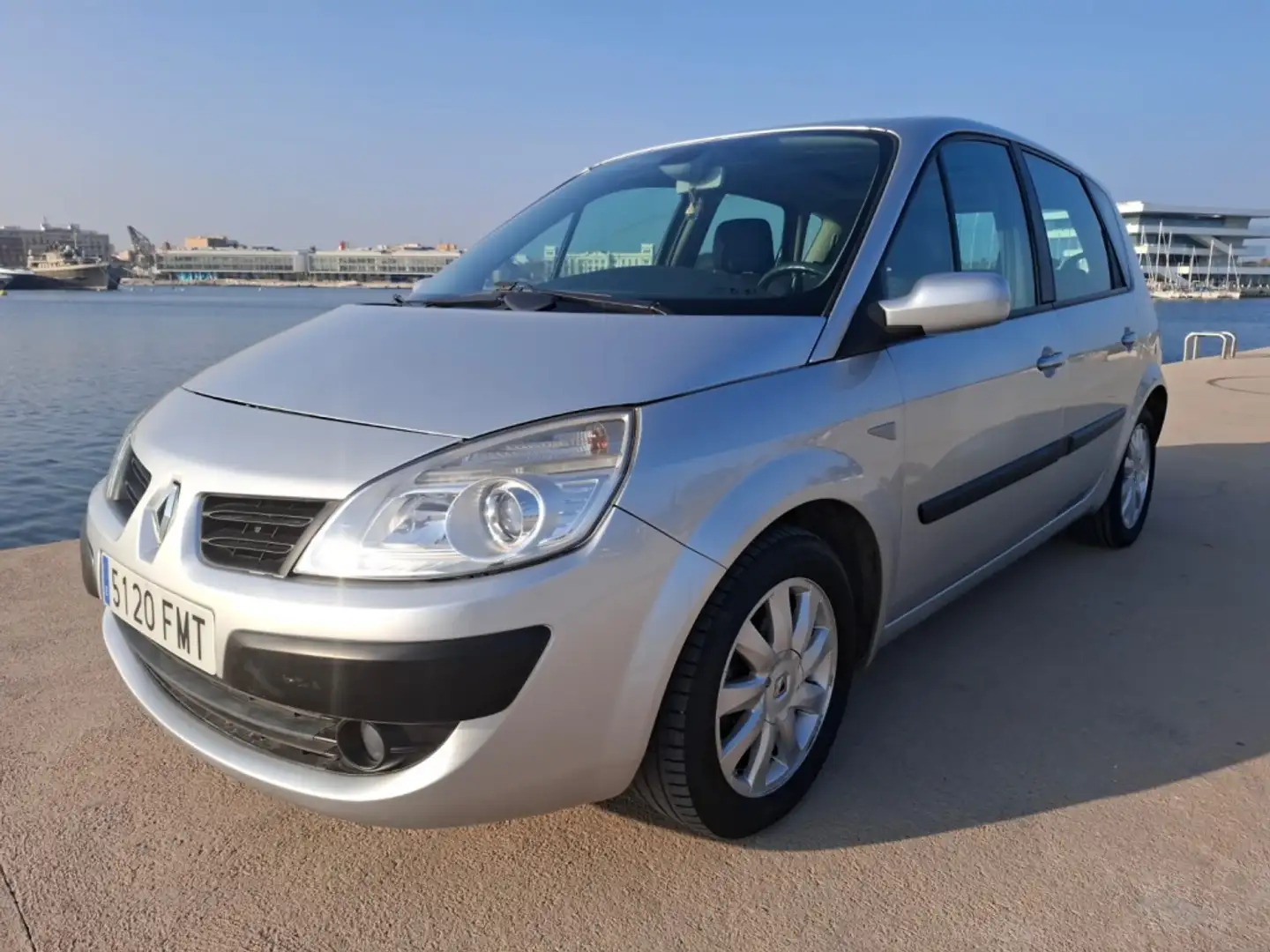 Renault Scenic 1.6 Dynamique Aut. Gris - 1