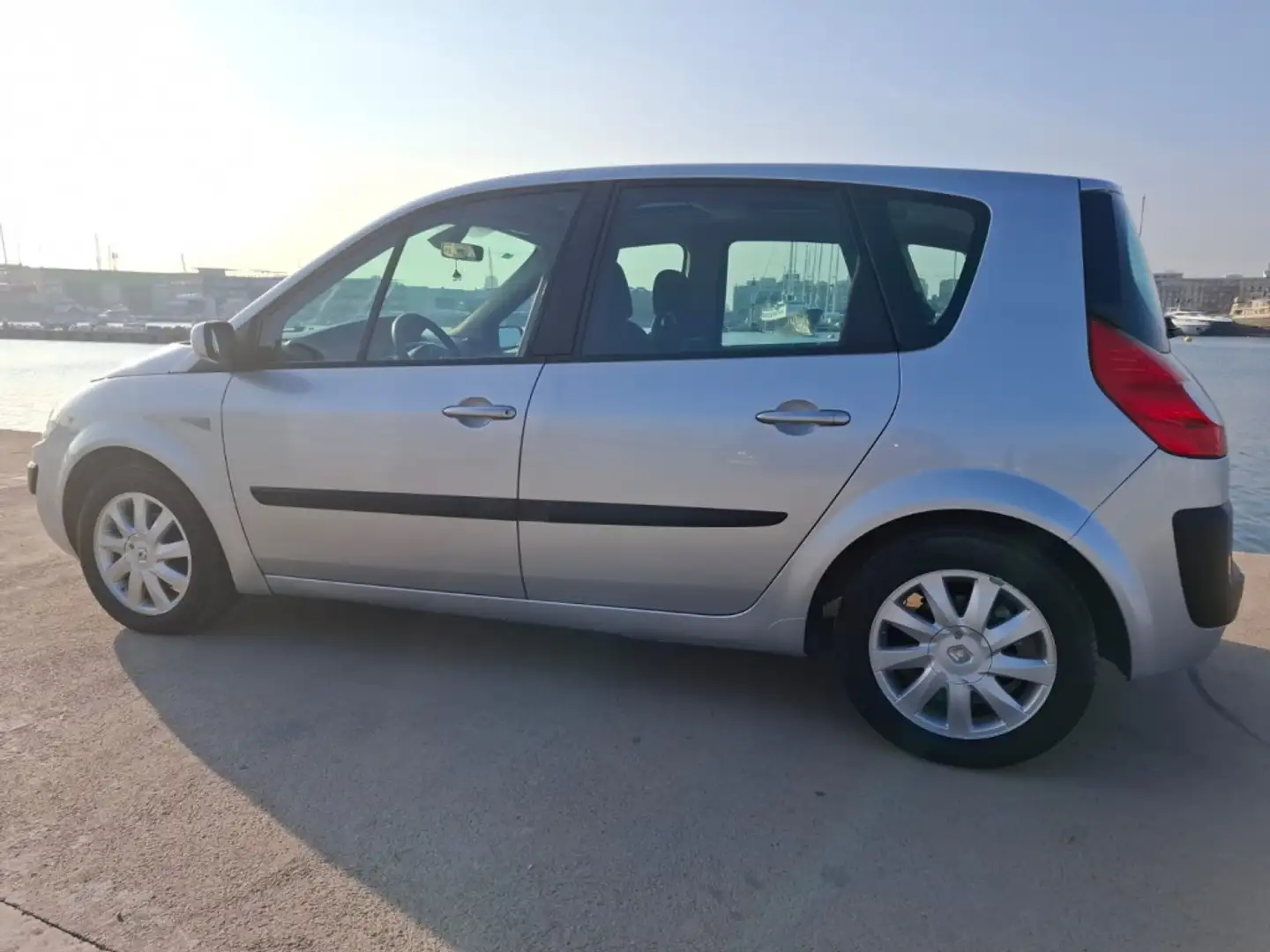 Renault Scenic 1.6 Dynamique Aut. Gris - 2