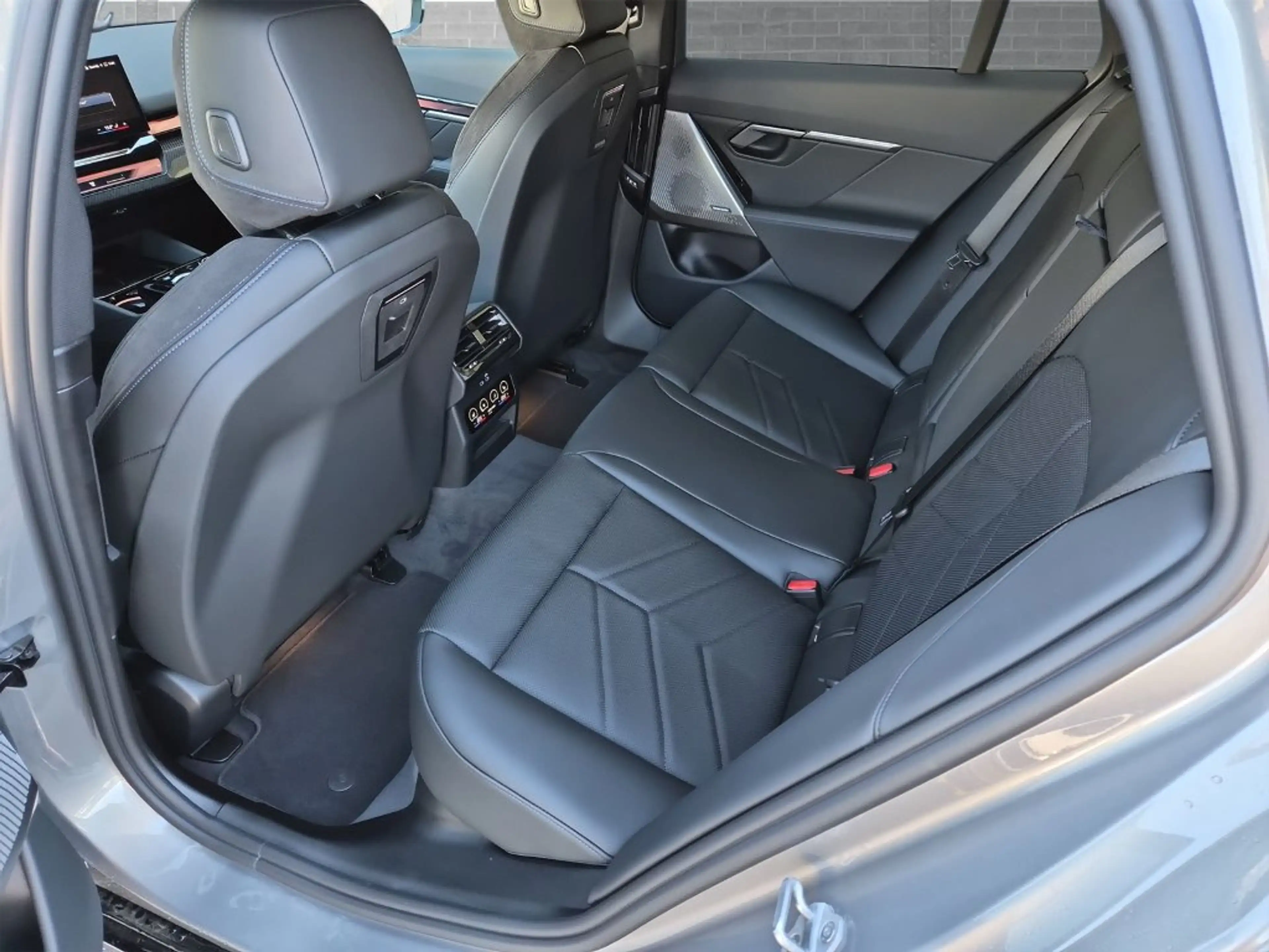 BMW i5 xDrive40 — photo 8