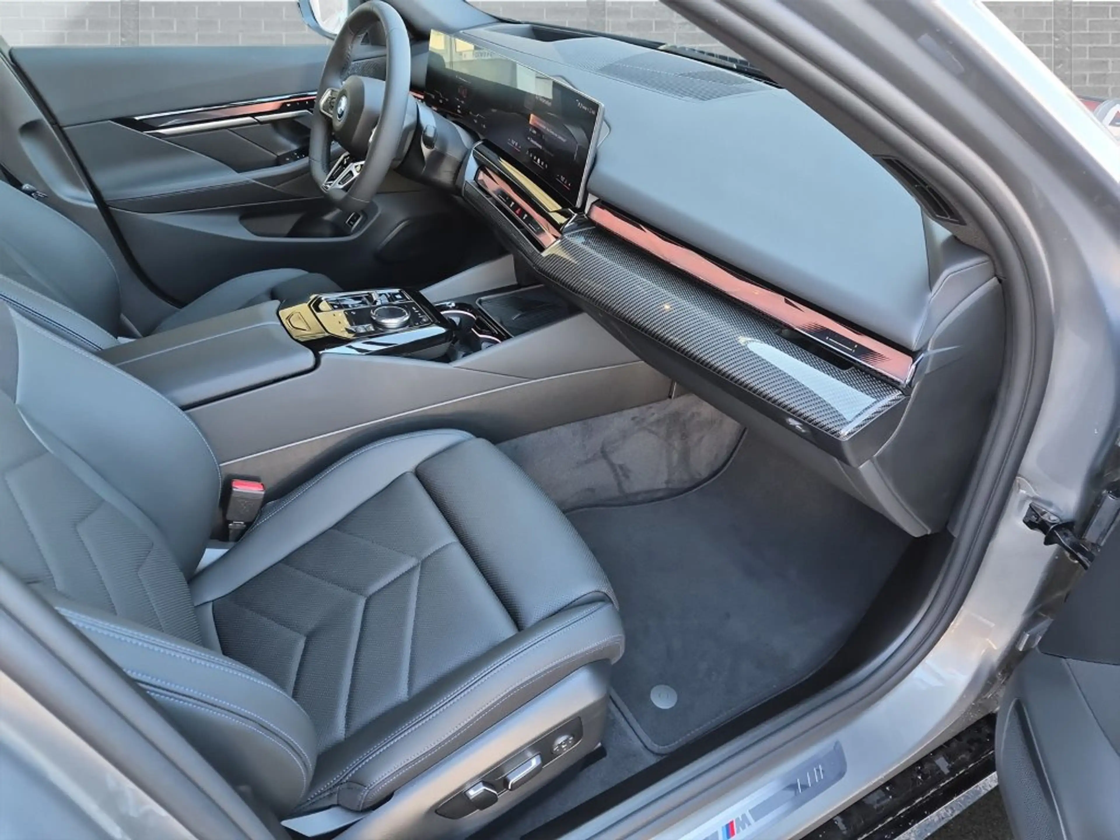 BMW i5 xDrive40 — photo 10
