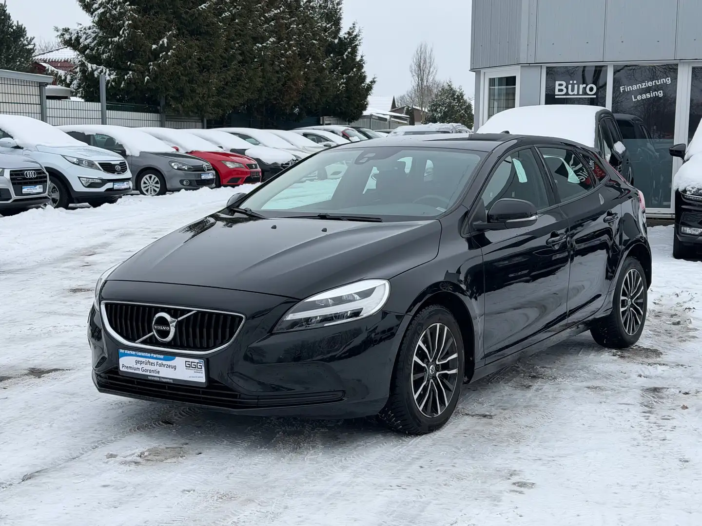Volvo V40 D3 Geartronic Momentum Schwarz - 1