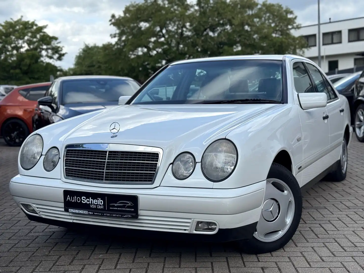 Mercedes-Benz E 200 Lim.*aus 1.Hand*Klima*Schiebedach*AHK Blanco - 1