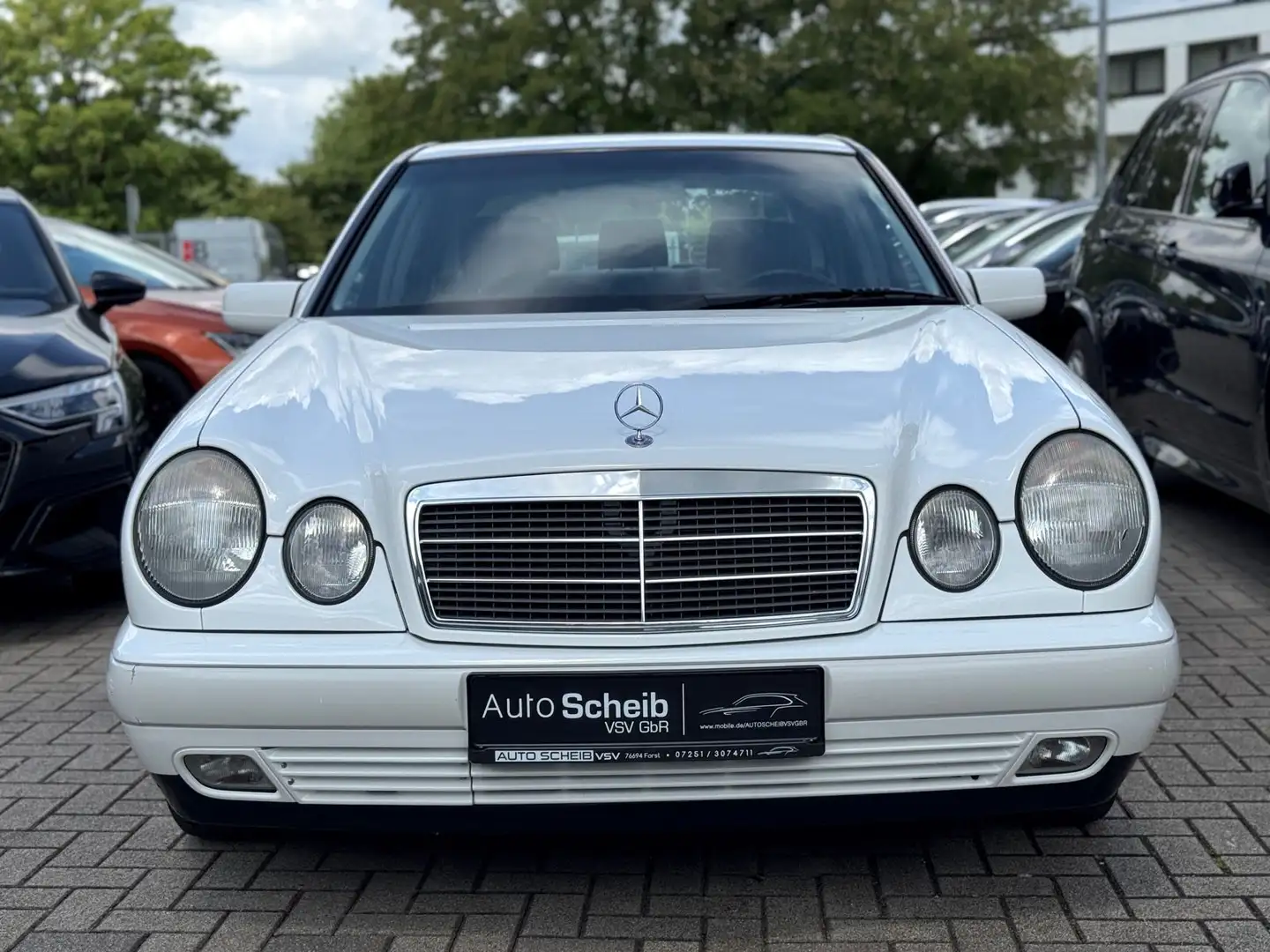 Mercedes-Benz E 200 Lim.*aus 1.Hand*Klima*Schiebedach*AHK Blanco - 2
