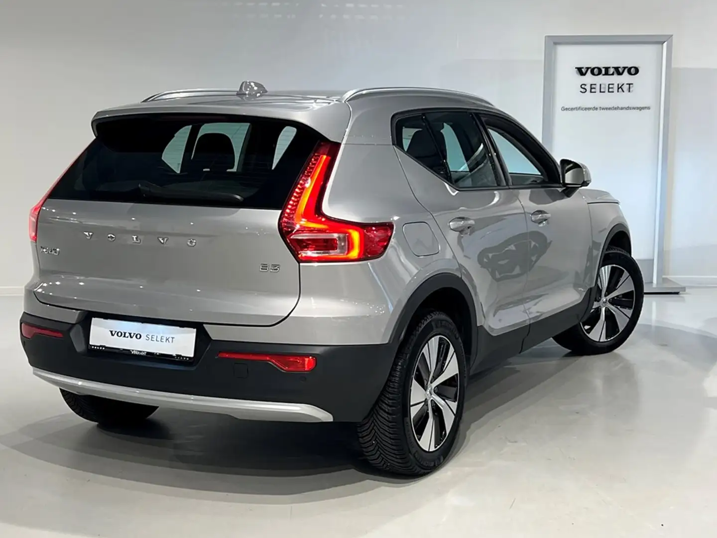 Volvo XC40 B3 Mild Hybride Grijs - 2