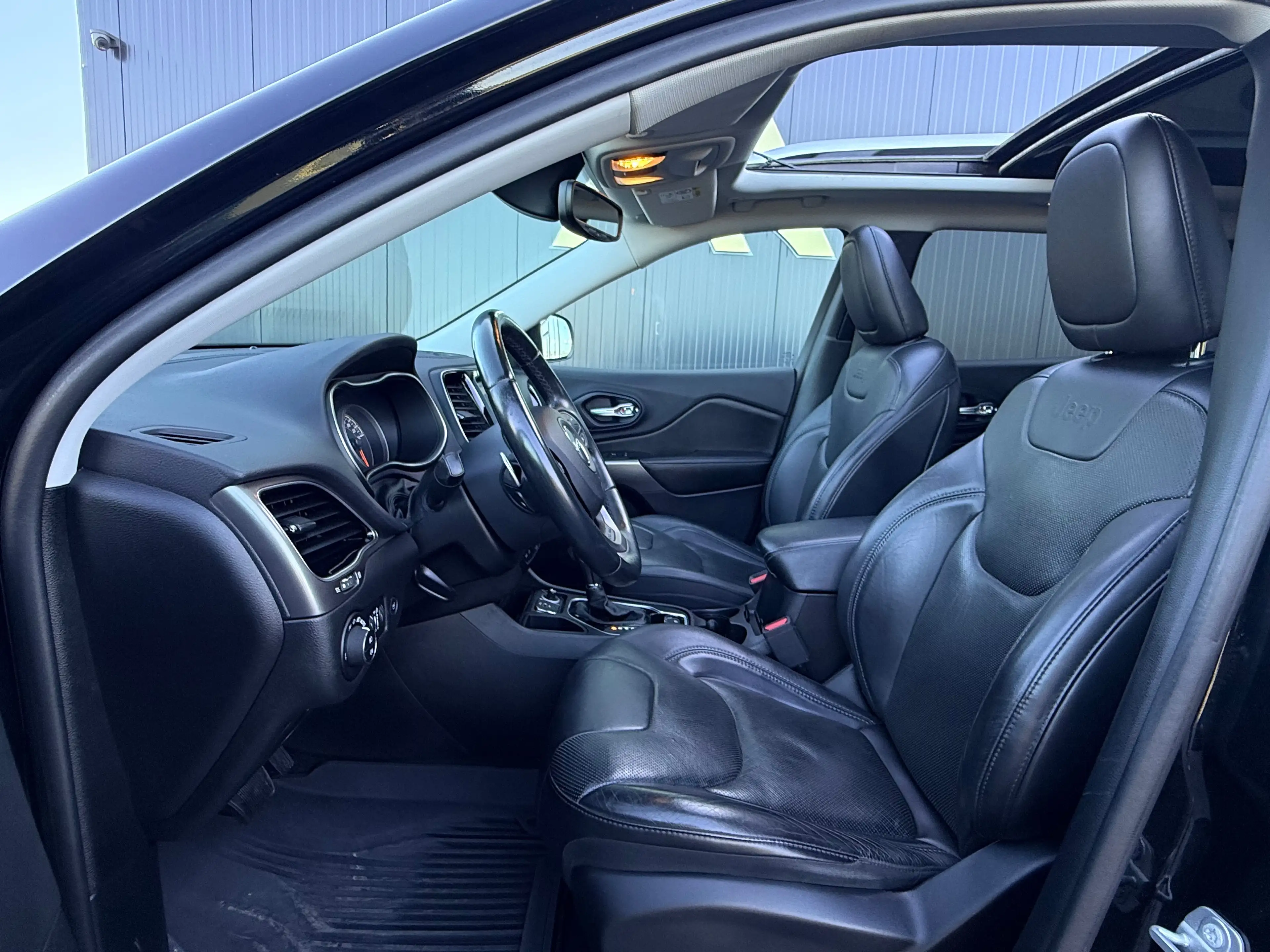 Jeep Cherokee 2.2 MJD 195CV LIMITED AUTOMATIQUE1 PROPRITAIRE CARNET D'ENTRETIEN GARANTIE 12 MOIS — photo 4
