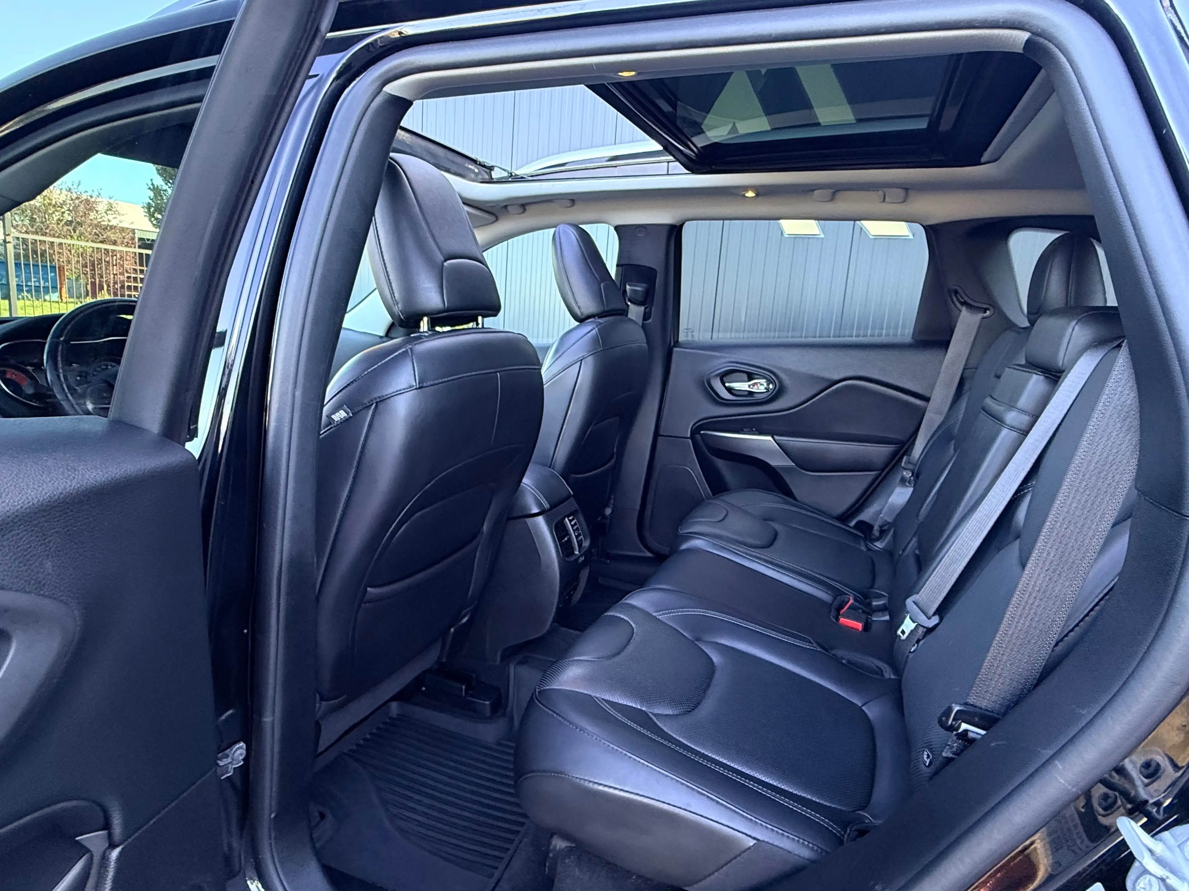 Jeep Cherokee 2.2 MJD 195CV LIMITED AUTOMATIQUE1 PROPRITAIRE CARNET D'ENTRETIEN GARANTIE 12 MOIS — photo 5