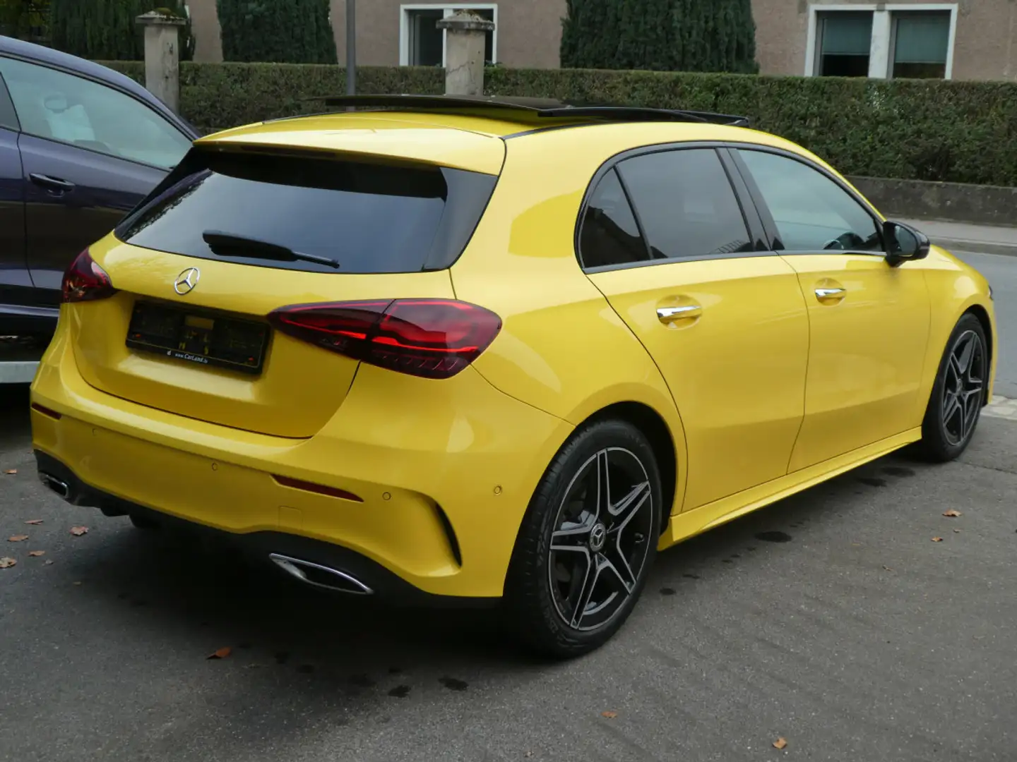 Mercedes-Benz A 180 AMG Line Sport 7G-DCT Jaune - 2