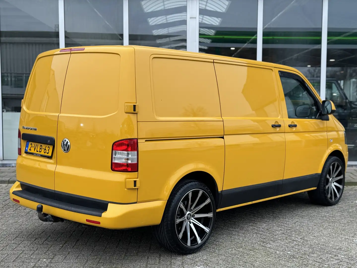 Volkswagen T5 Transporter 2.0 TDI L1H1 T800 | Leder | 20" | 3-persoons | App Geel - 2