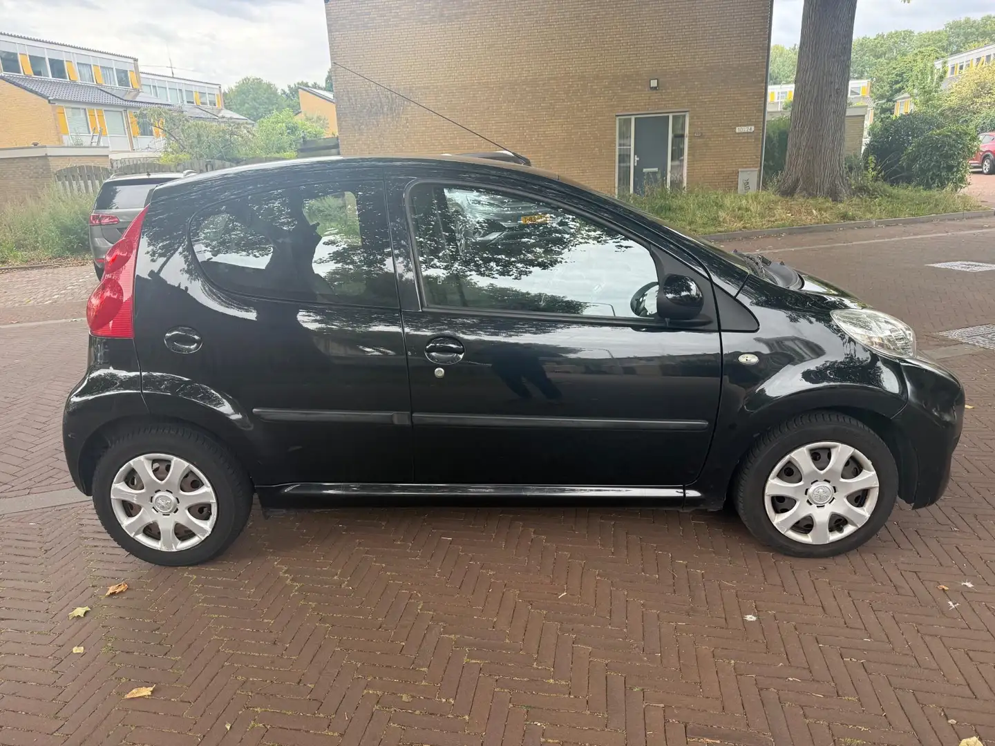 Peugeot 107 Airco / Bouwjaar 2011 / 5 deurs / Leuke auto Zwart - 2