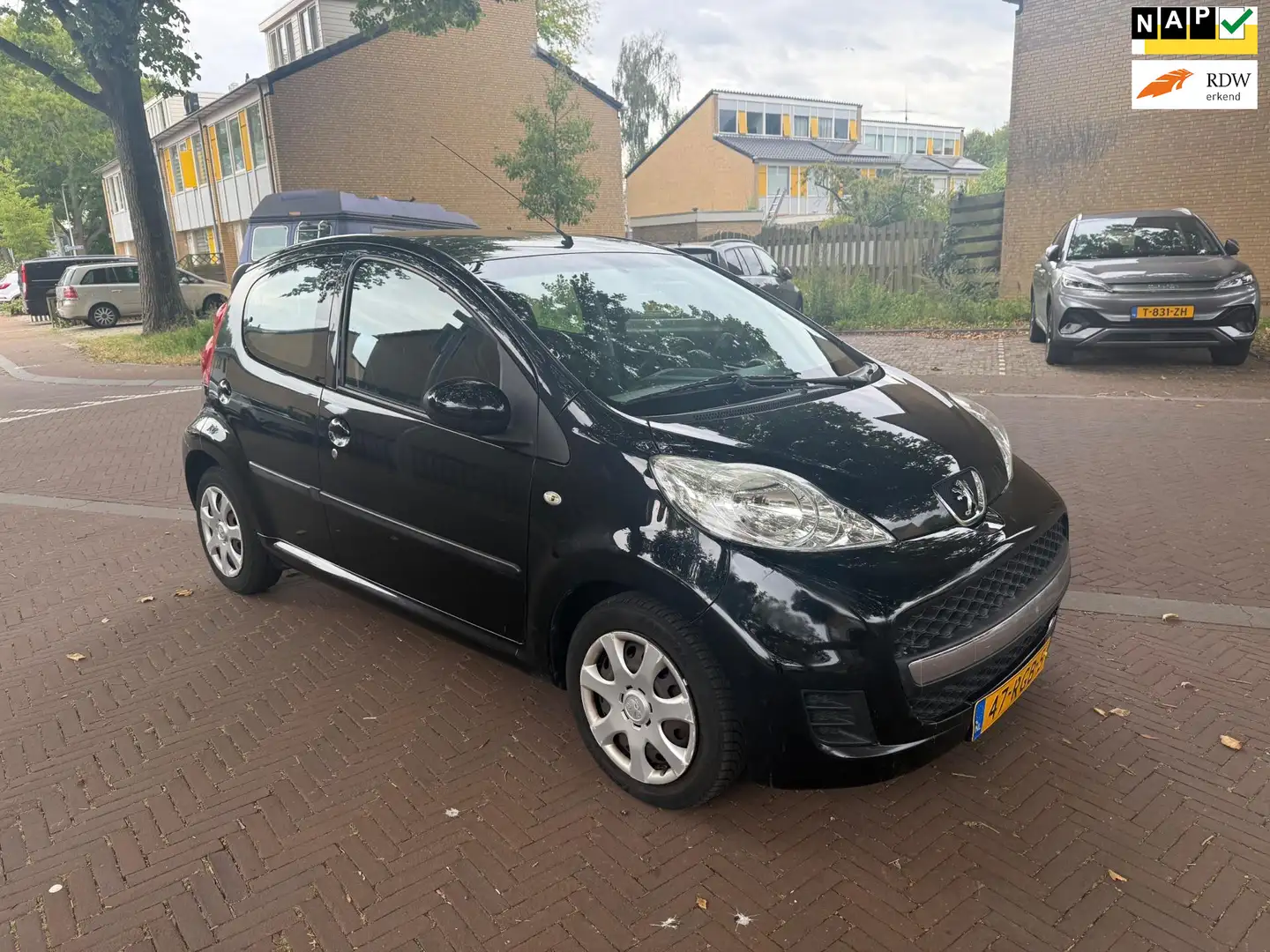Peugeot 107 Airco / Bouwjaar 2011 / 5 deurs / Leuke auto Zwart - 1