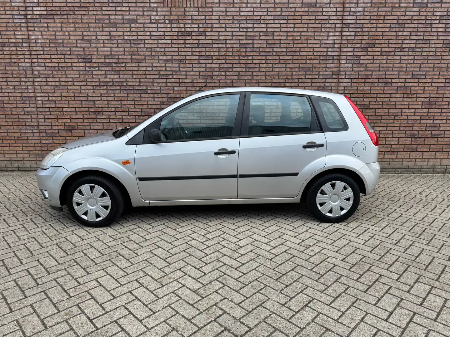 Ford Fiesta 1.4-16V Trend Grijs - 2