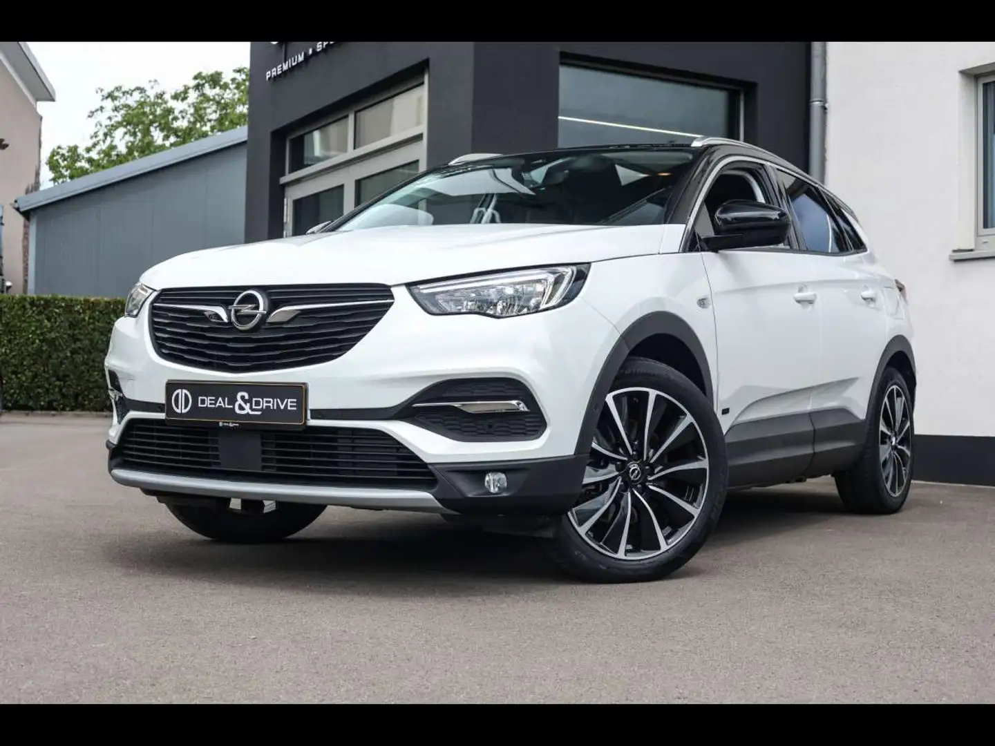 Opel Grandland X INNOVATION 1.6 TURBO HYBRID4 E-AT8ACCKAMNAVI Wit - 1