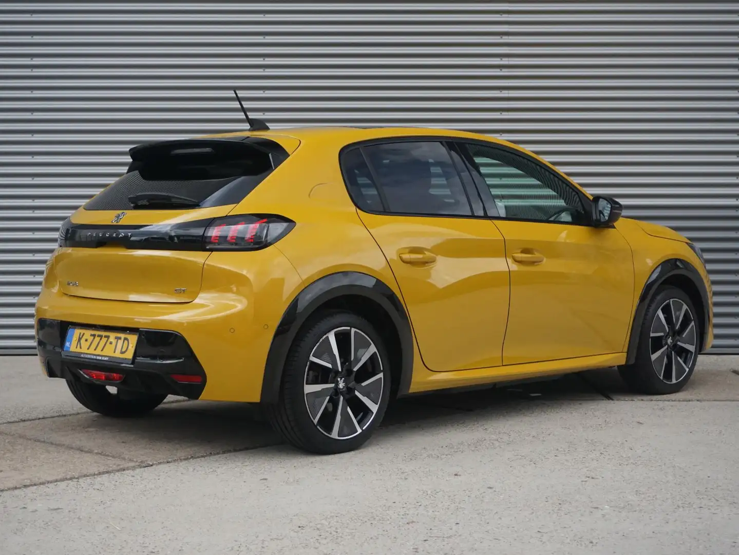 Peugeot e-208 EV GT Pack 50 kWh Geel - 2