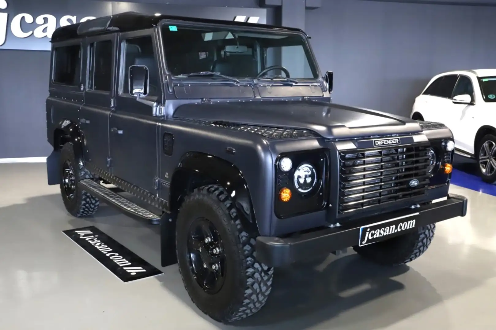 Land Rover Defender 110TDI County SW Fekete - 2