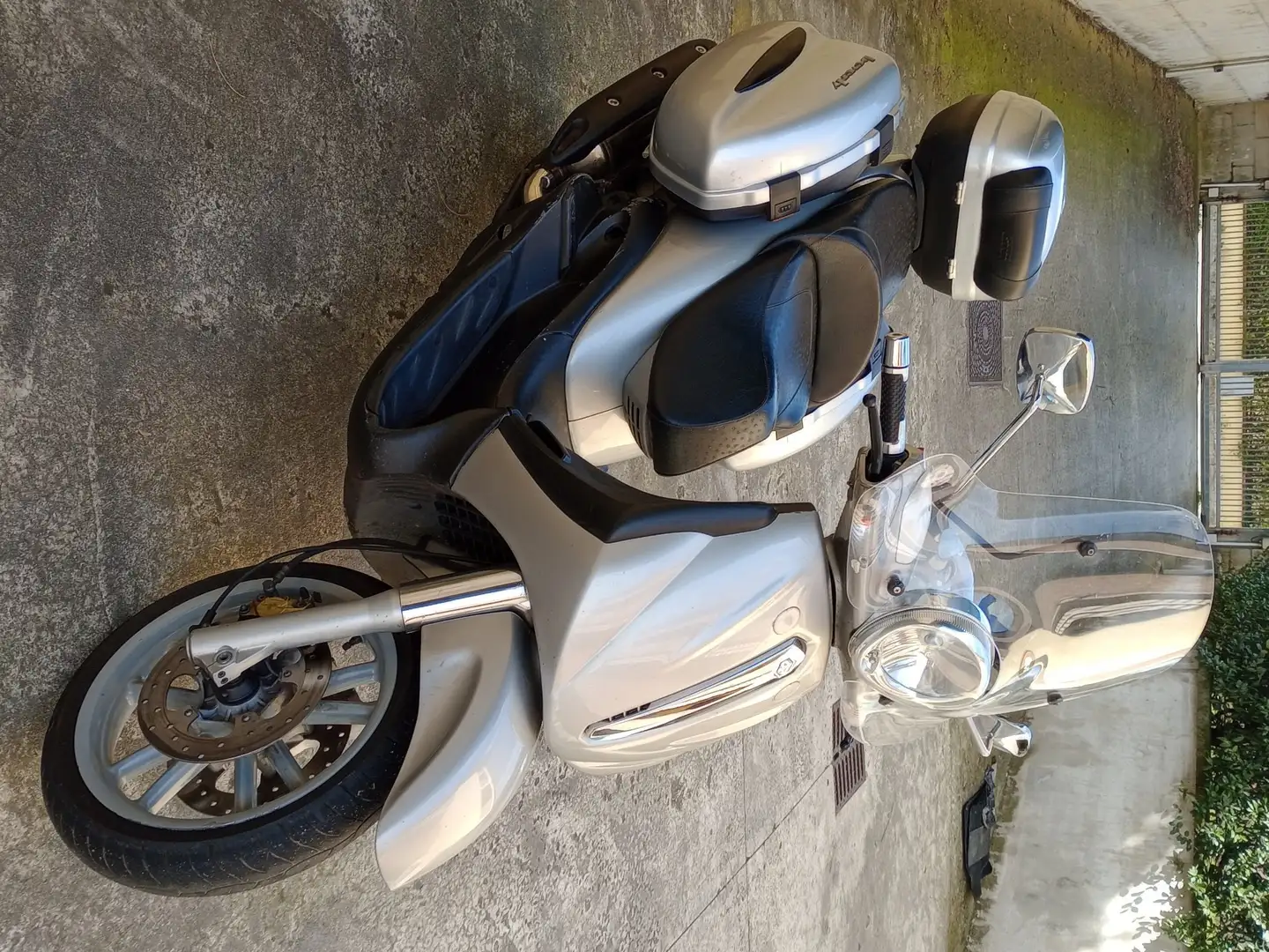 Piaggio Beverly 500 Stříbrná - 1