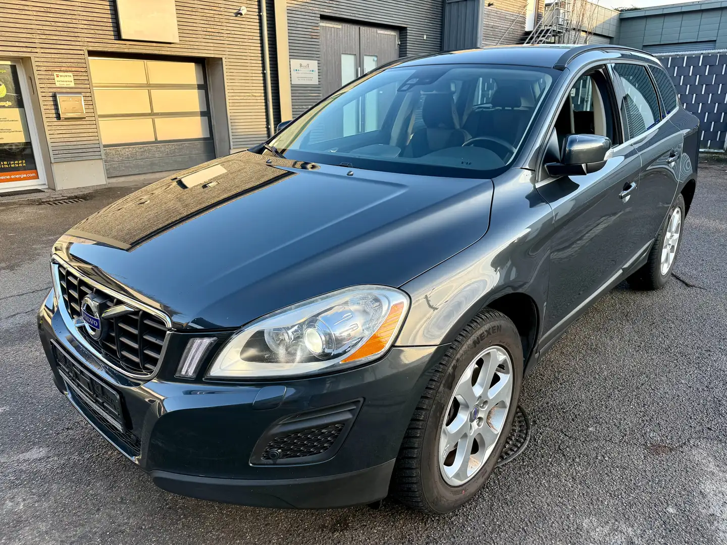 Volvo XC60 Momentum AWD 2.Hand 305 PS TÜV+SERVICE NEU Gris - 1