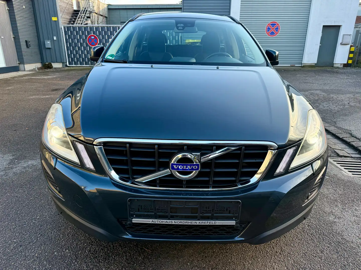 Volvo XC60 Momentum AWD 2.Hand 305 PS TÜV+SERVICE NEU Gris - 2