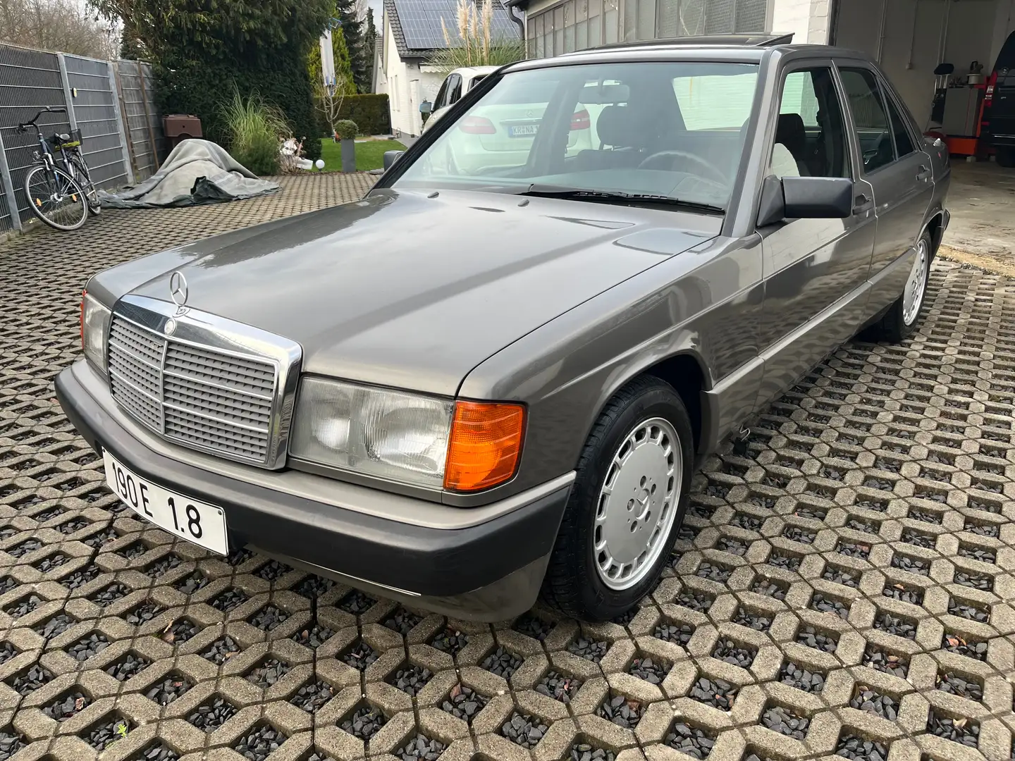 Mercedes-Benz 190 190 E 1.8 TOP Elgantes Fahrzeug, Oldtimer Gris - 1
