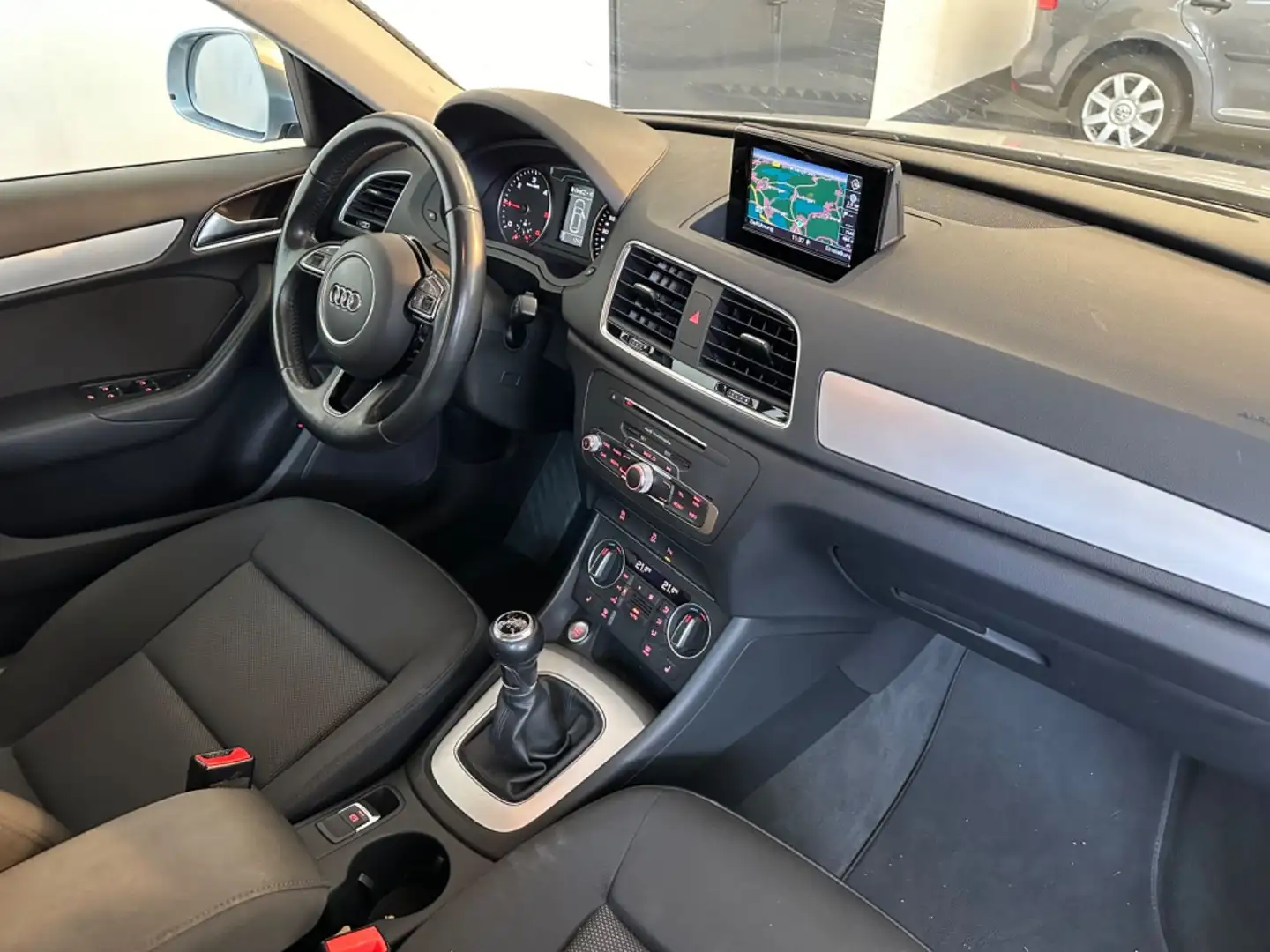 Audi Q3 2.0 TDI*CLIMATIC*MFL*TMP*BC*PDC*NAVI*XENON*E6 Silber - 2