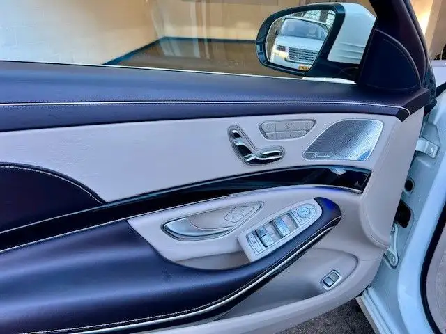 Maybach S560 Limousine 4Matic-PANO/BURMESTER/MASSAGE/DVD/V
