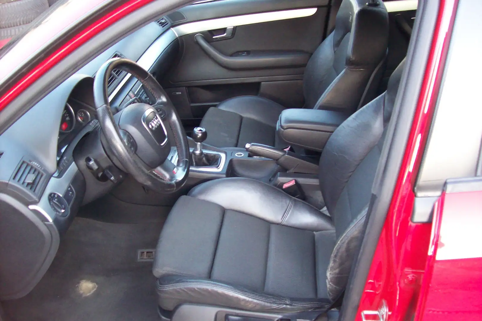 Audi A4 2.0 TDI (125kW) SLINE Rot - 2