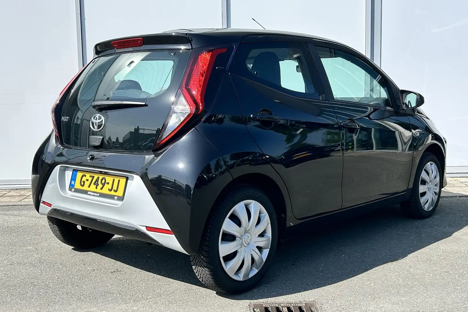 Toyota Aygo 1.0 VVT-i x-play | Apple Carplay/Android Auto | Ca Zwart - 2