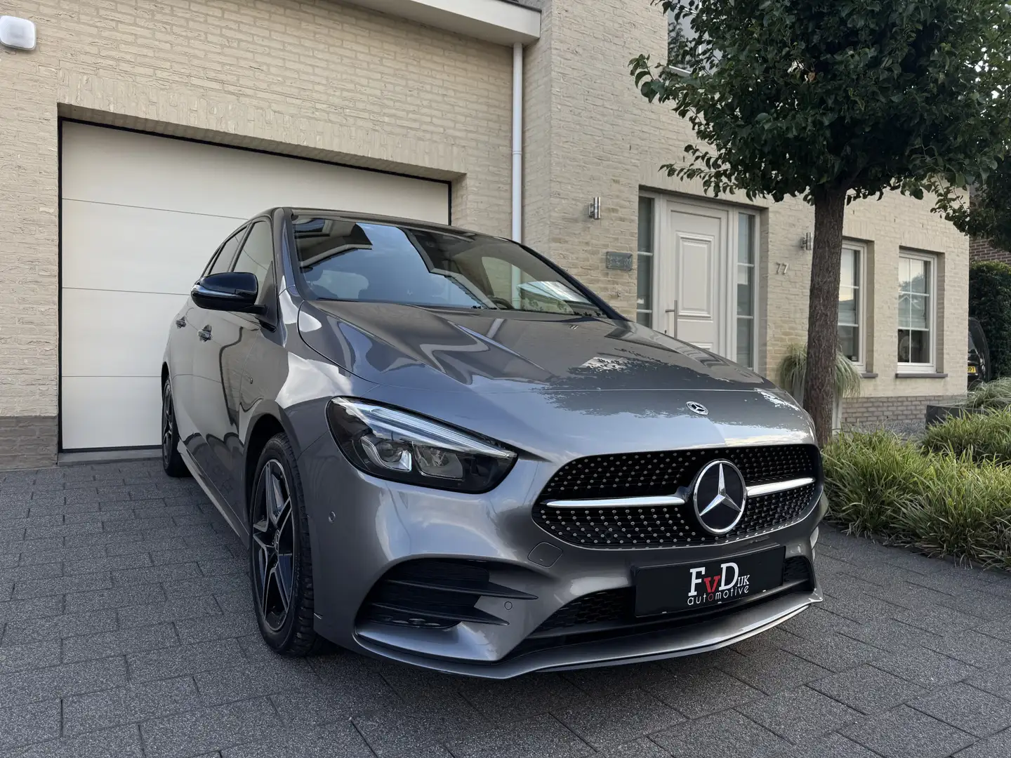 Mercedes-Benz B 250 250e 218pk AMG Panoramadak Nightpakket Widescreen Grijs - 1
