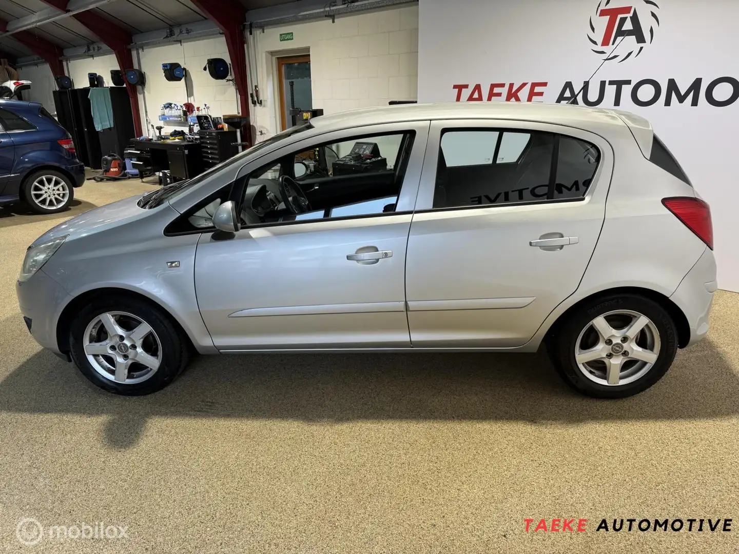 Opel Corsa 1.4-16V Enjoy Airco/Nap/1eEIG/Stuur/stoel ver Grijs - 2