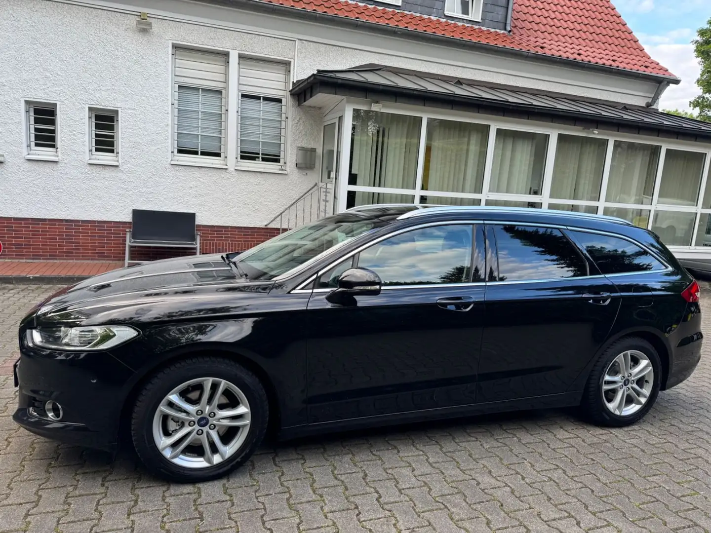 Ford Mondeo Turnier Titanium/Automatik/26.000km ATM/ Schwarz - 2
