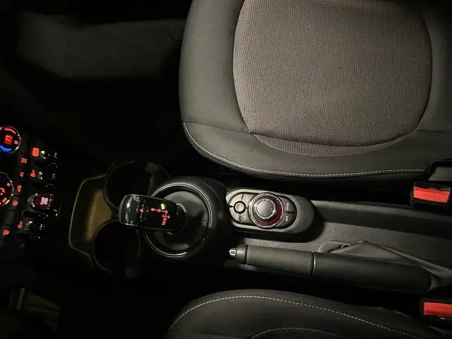 Mini Hatch view 12