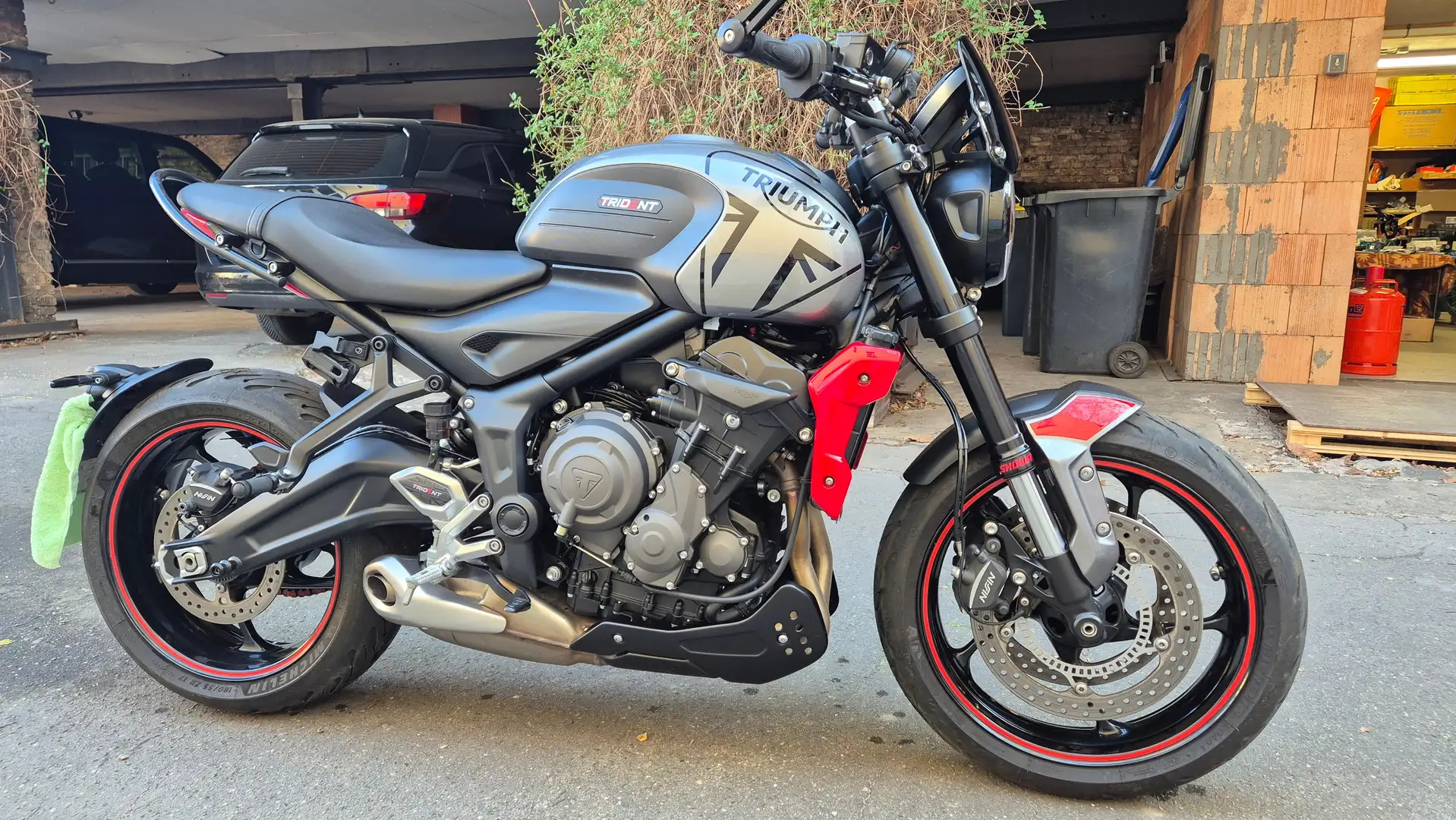 Triumph Trident 660 Stříbrná - 1