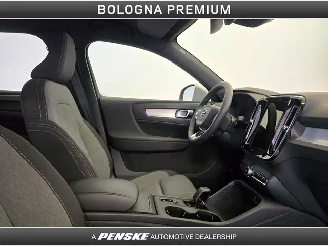 Volvo XC40 view 3