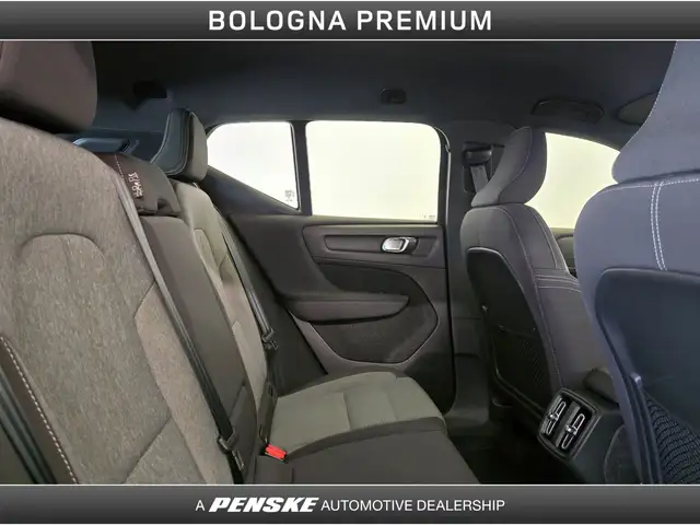 Volvo XC40 view 5