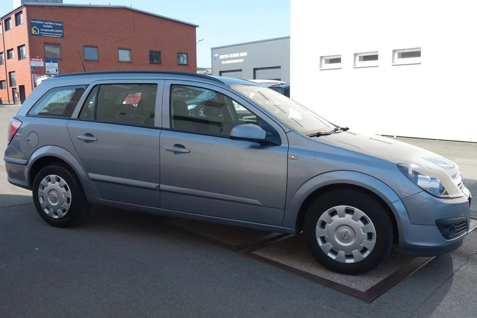 Opel Astra H 1.8 Caravan Edition//1.HAND//TÜV//SER.// Silver - 2