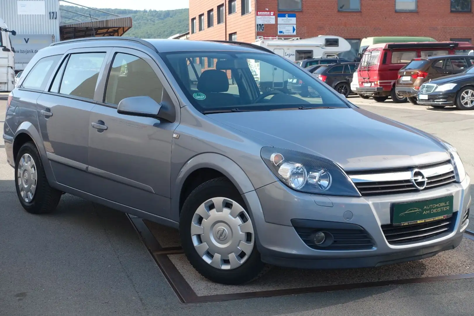 Opel Astra H 1.8 Caravan Edition//1.HAND//TÜV//SER.// Silver - 1