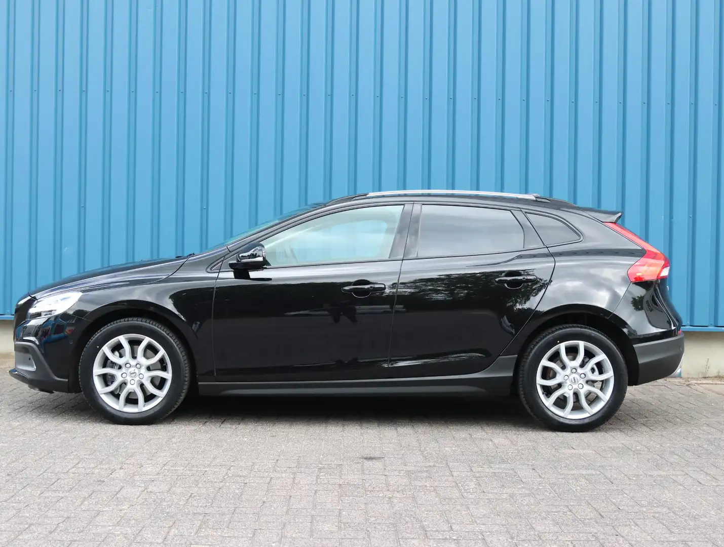 Volvo V40 Cross Country 1.5 150PK T3 Polar+ Luxury | AUTOMAAT | LEER | Har Zwart - 2