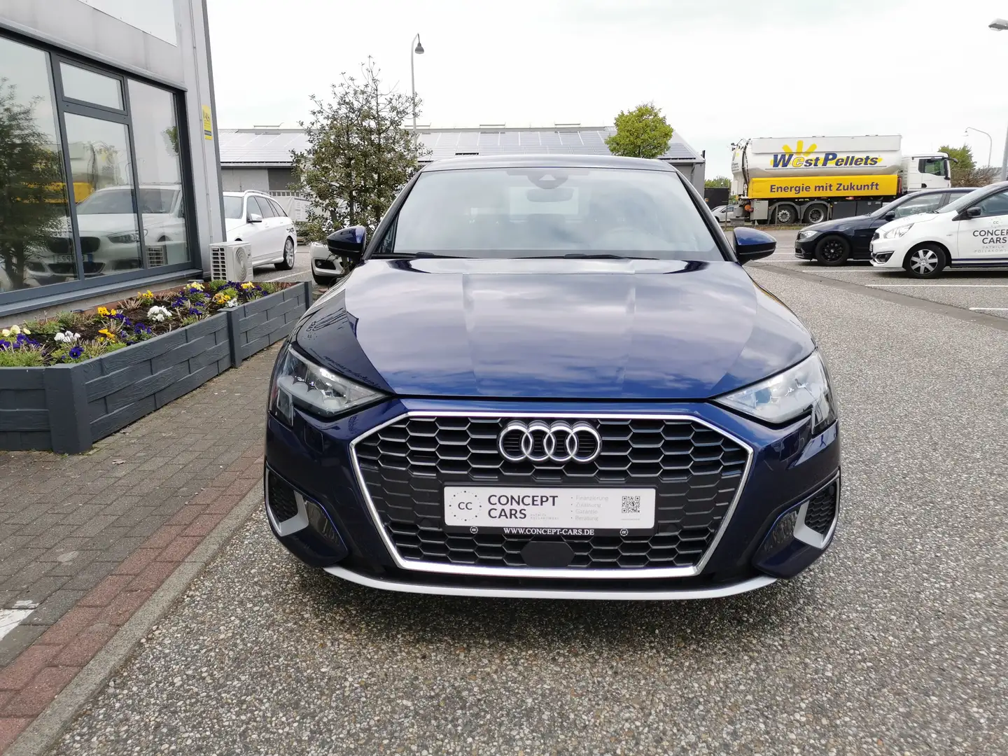 Audi A3 Limousine 30 TFSI Advanced Blau - 2