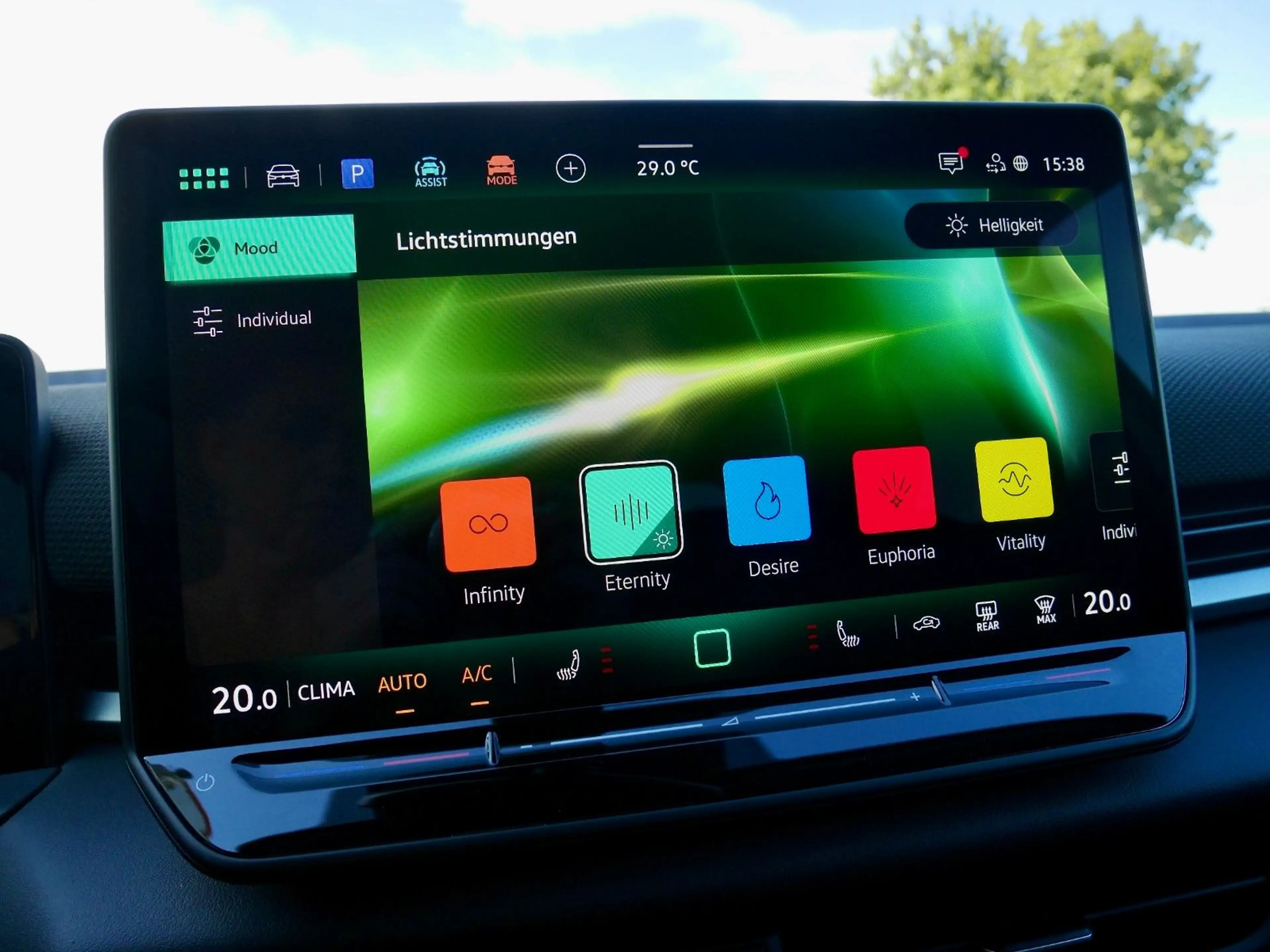 Volkswagen T-Roc 1.5 eTSI DSG R-Line+ACC+APP+AHK+behLenkrad — photo 35
