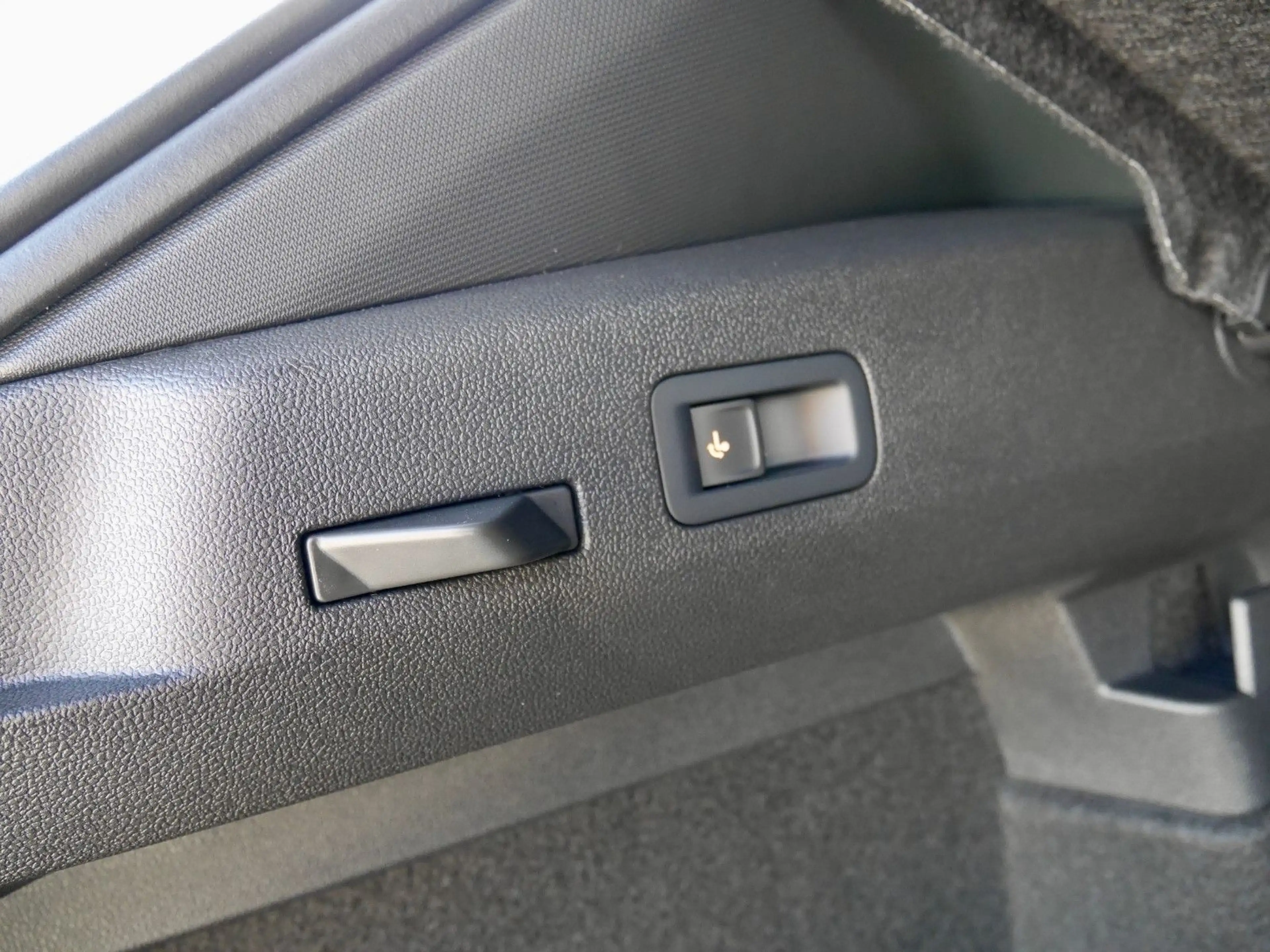 Volkswagen T-Roc 1.5 eTSI DSG R-Line+ACC+APP+AHK+behLenkrad — photo 12