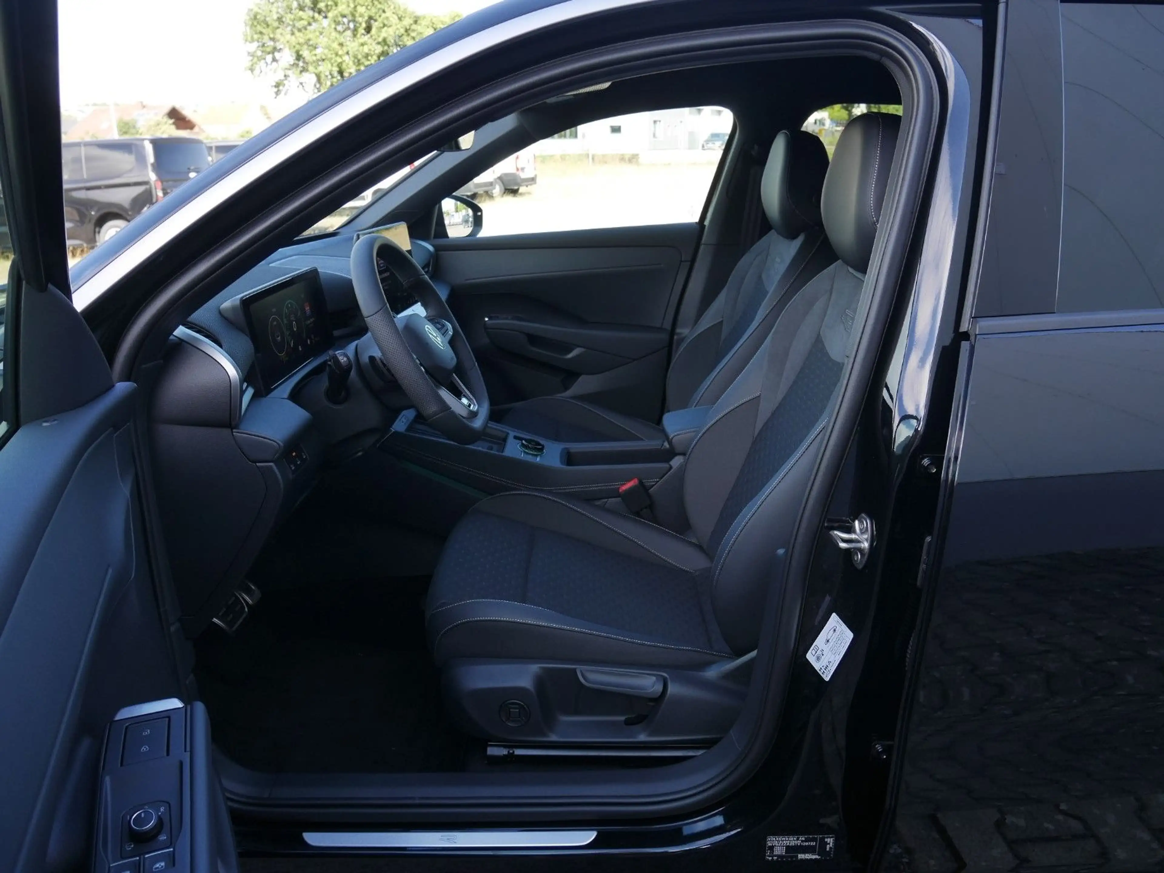 Volkswagen T-Roc 1.5 eTSI DSG R-Line+ACC+APP+AHK+behLenkrad — photo 15