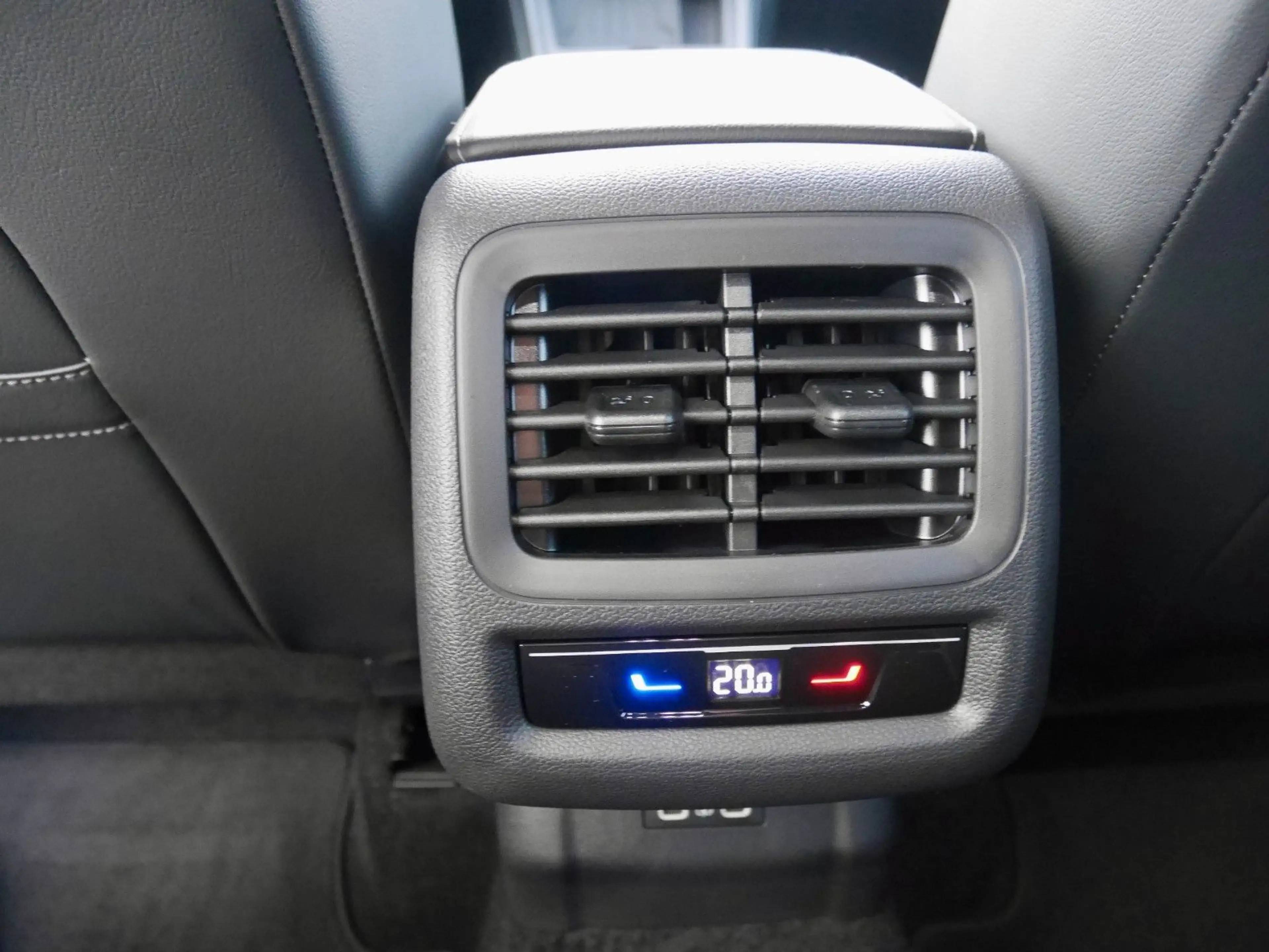 Volkswagen T-Roc 1.5 eTSI DSG R-Line+ACC+APP+AHK+behLenkrad — photo 17