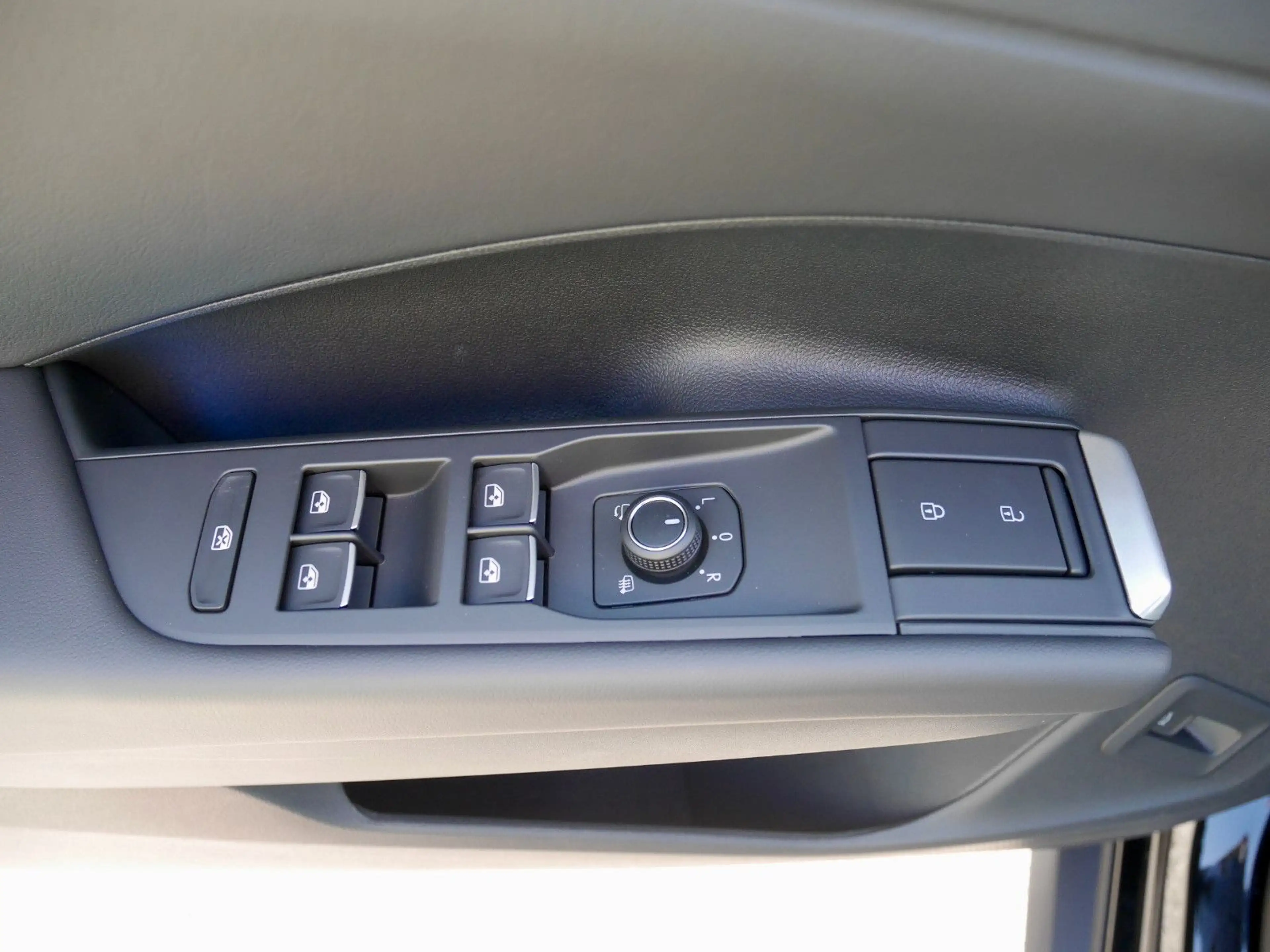 Volkswagen T-Roc 1.5 eTSI DSG R-Line+ACC+APP+AHK+behLenkrad — photo 14