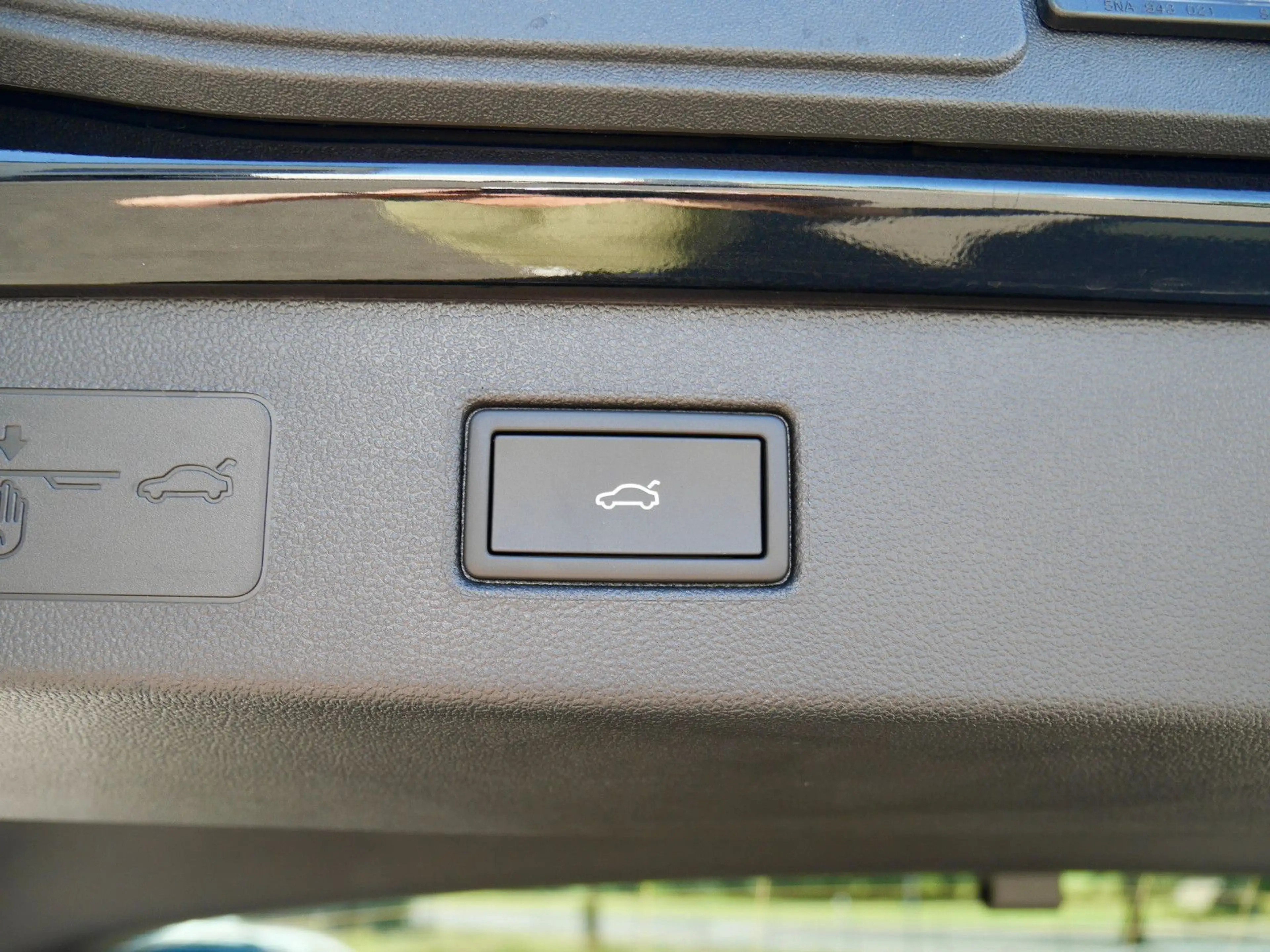 Volkswagen T-Roc 1.5 eTSI DSG R-Line+ACC+APP+AHK+behLenkrad — photo 11
