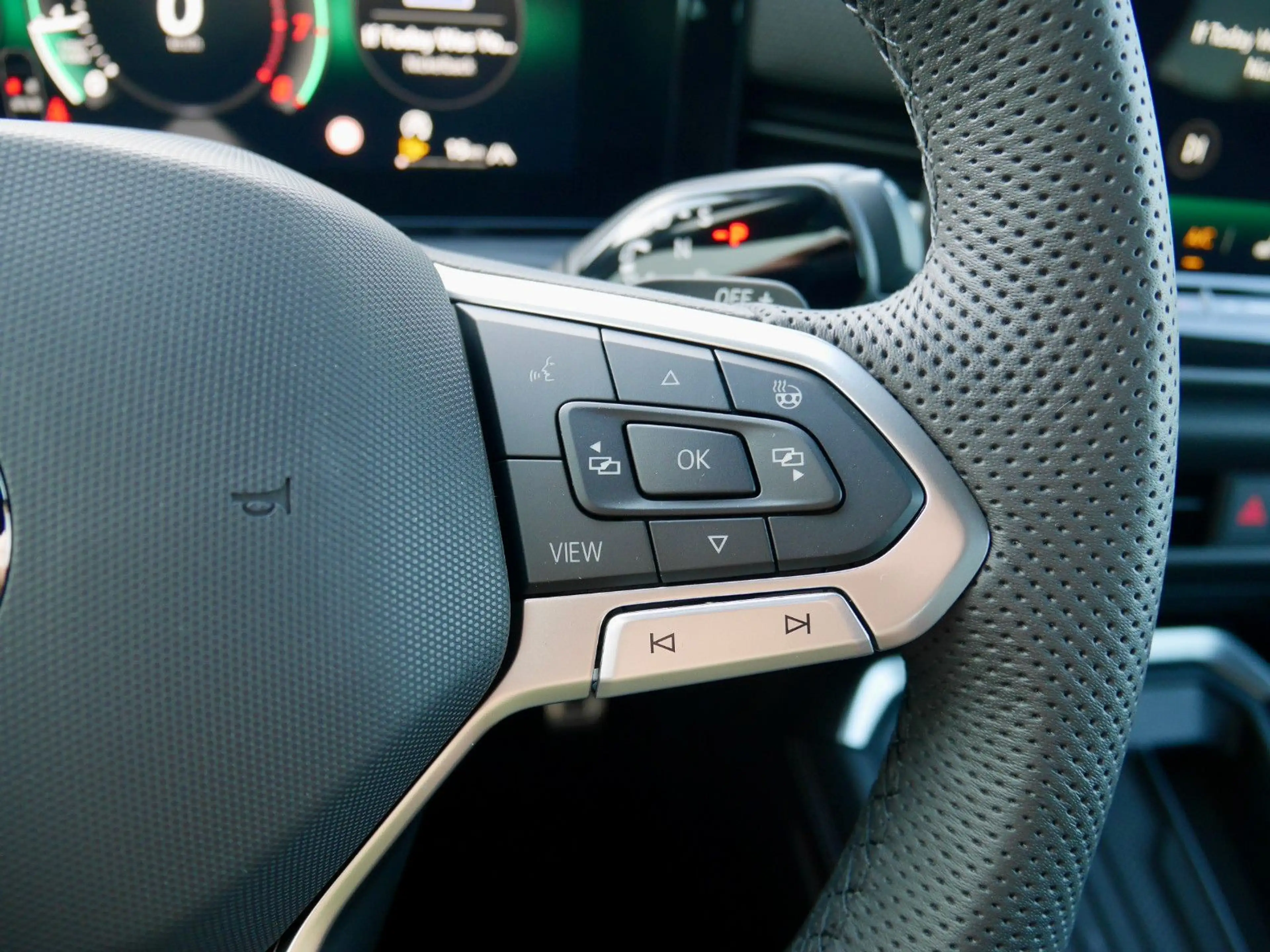 Volkswagen T-Roc 1.5 eTSI DSG R-Line+ACC+APP+AHK+behLenkrad — photo 21