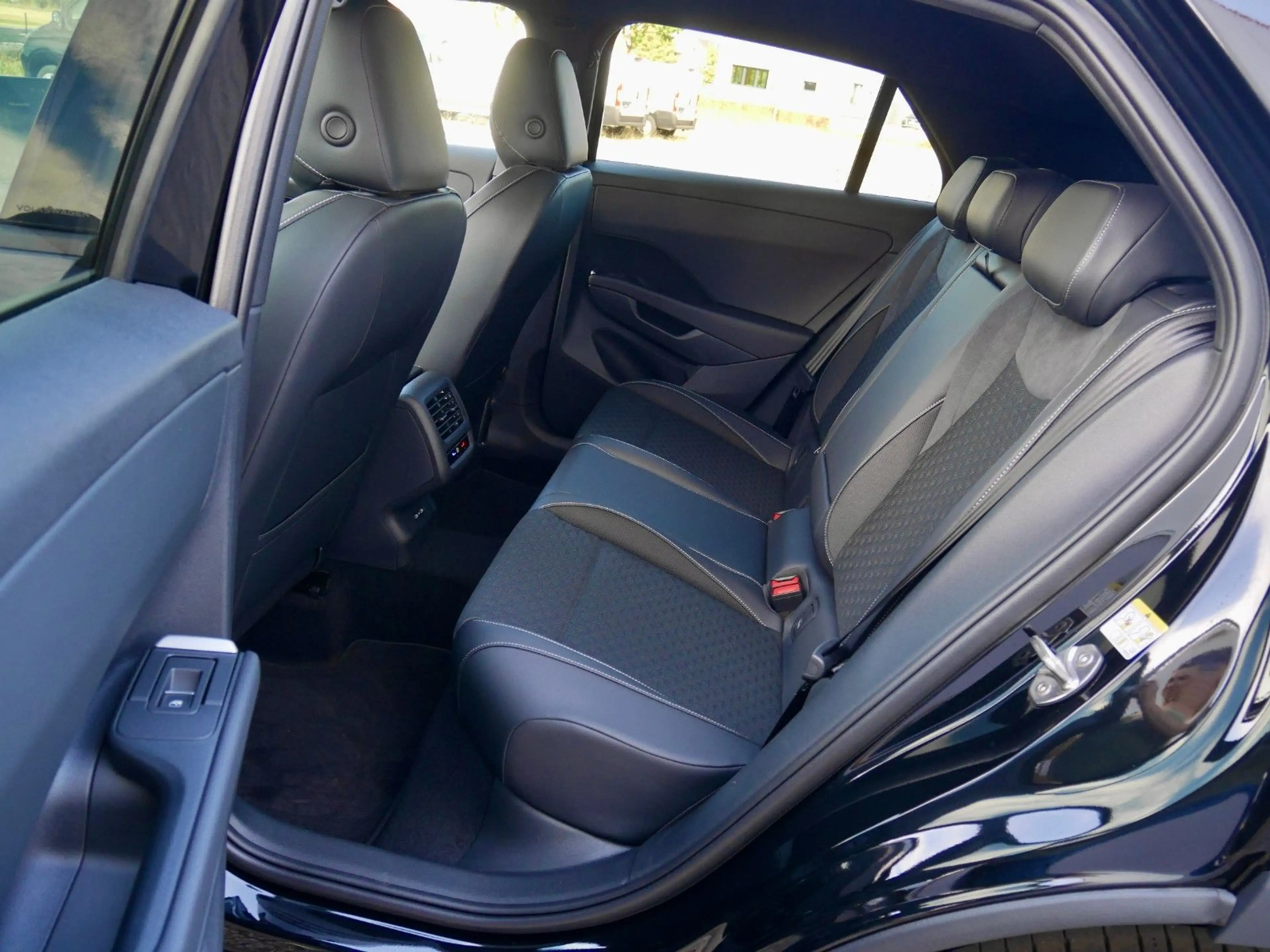 Volkswagen T-Roc 1.5 eTSI DSG R-Line+ACC+APP+AHK+behLenkrad — photo 16