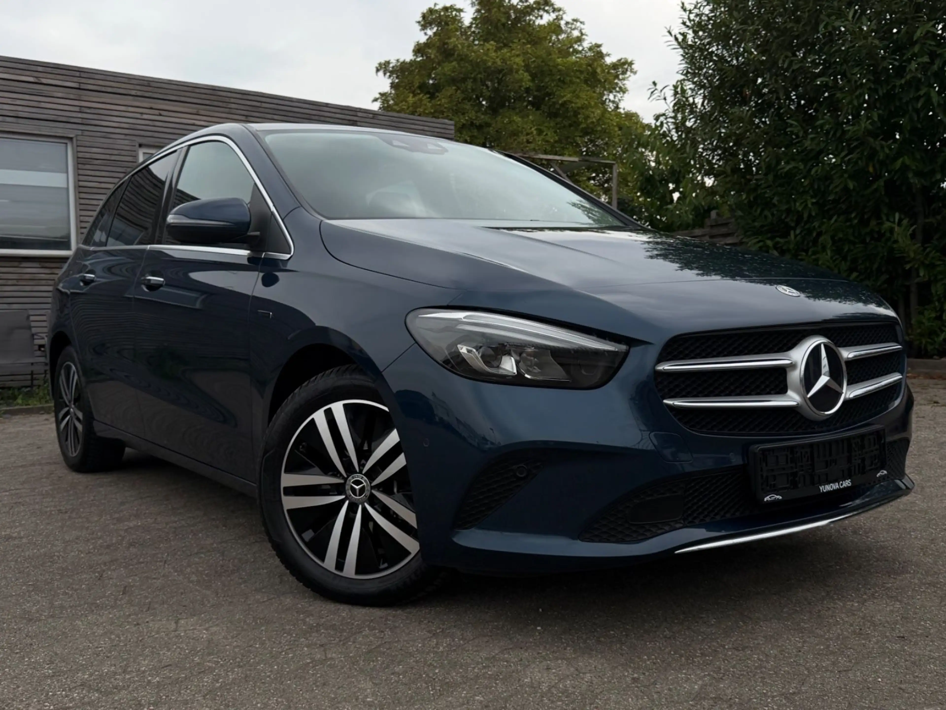 Mercedes-Benz B 250 e AHK MBUX LED Ambiente Widescreen Leder