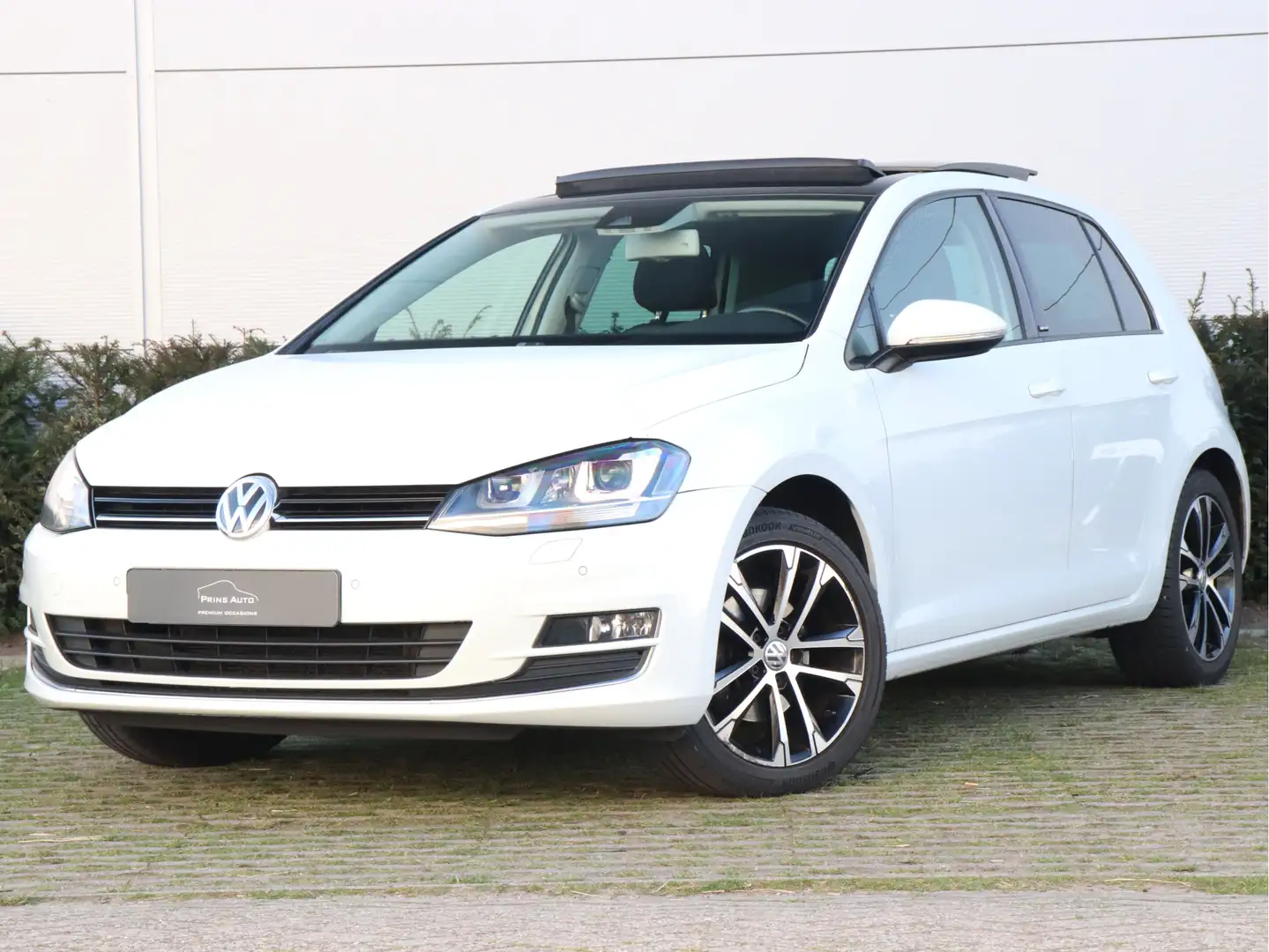 Volkswagen Golf 1.4 TSI Connected Series |PANO|NAVI|CLIMA|STOELVER Wit - 1