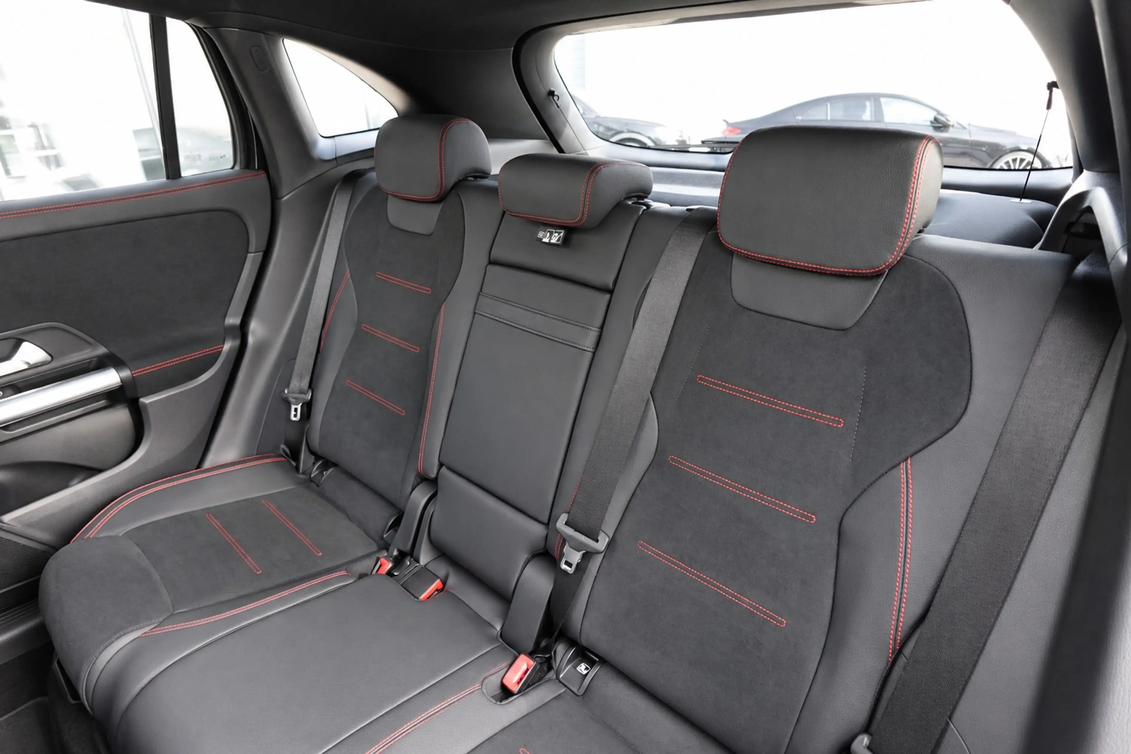 Mercedes-Benz GLA 180 AMG PANO KEYLESS HUD SFEER — photo 8