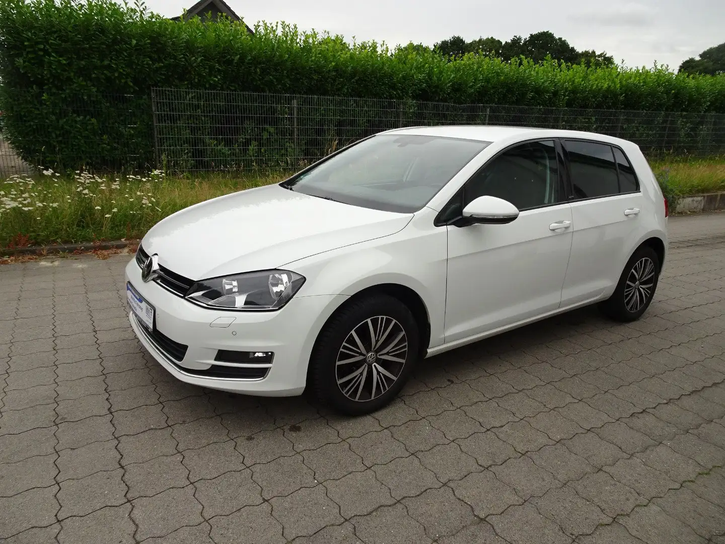 Volkswagen Golf 1.2 TSI 63kW BMT ALLSTAR / 2- Hand /Navi Weiß - 1