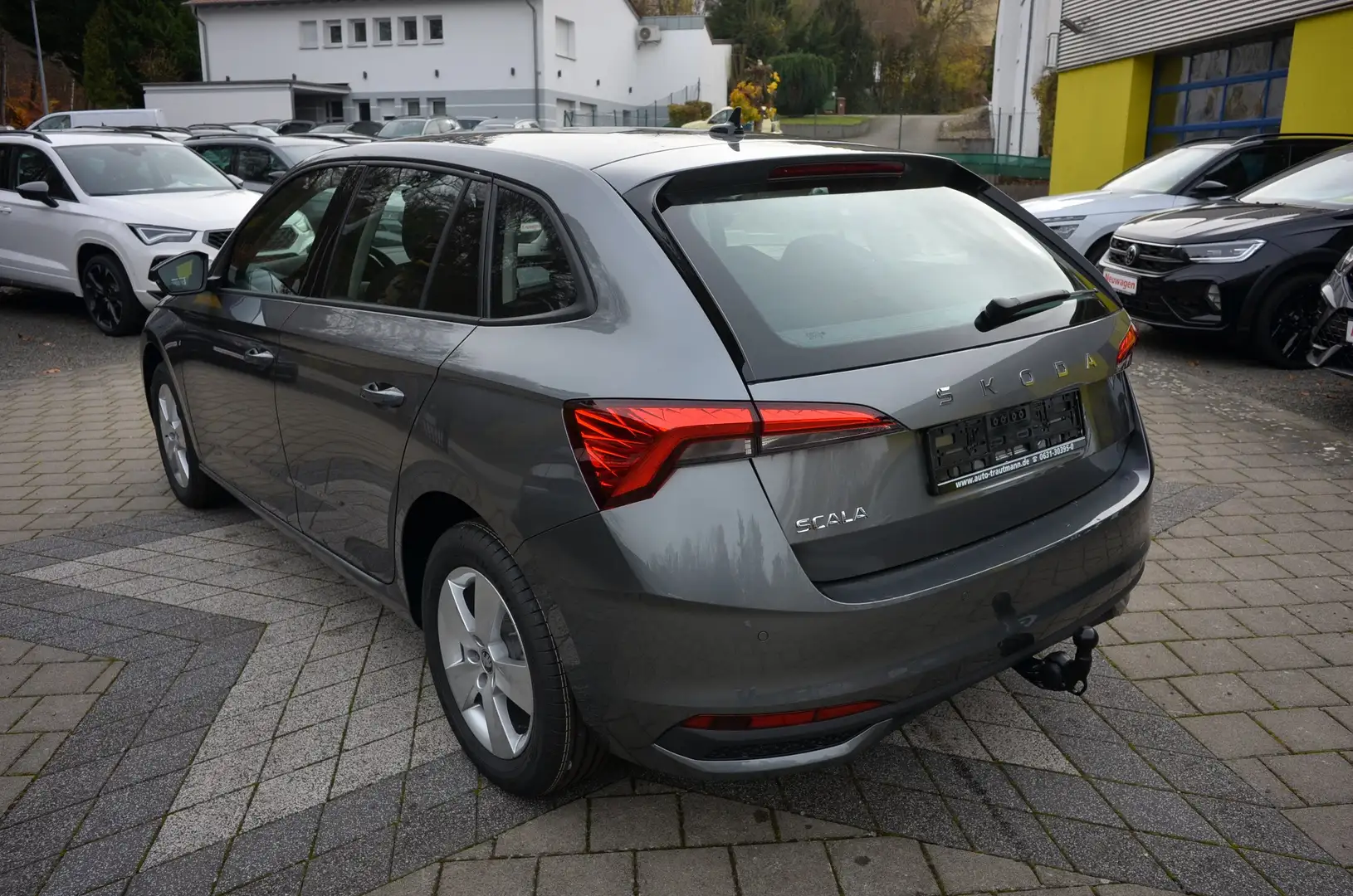 Skoda Scala 1.0 TSI 115PS 5JGAR+AHK+SHZ+KAMERA+PDCv+h Grau - 2